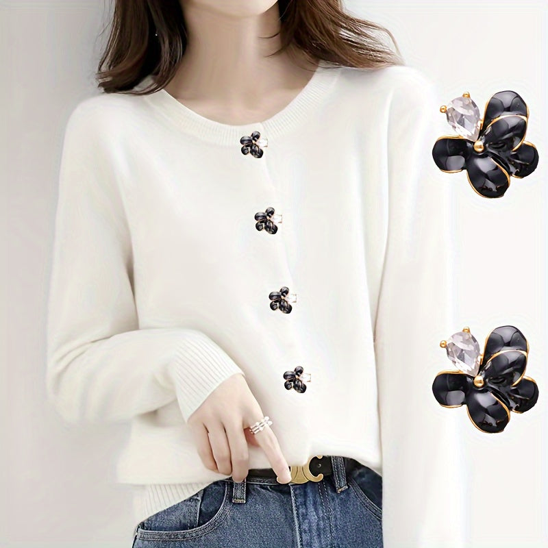 Toʻrt ta nafis alloy gul broshlari toʻplami, koʻylaklar, sviterlar, palto va boshqalar uchun bezakli qoʻshimcha qilish uchun mukammal. Ularni sumkalar, sovgʻa qutilari, poyabzal va gul toʻplamlarini stil va shaxsiylashtirilgan koʻrinish uchun foydalaning.