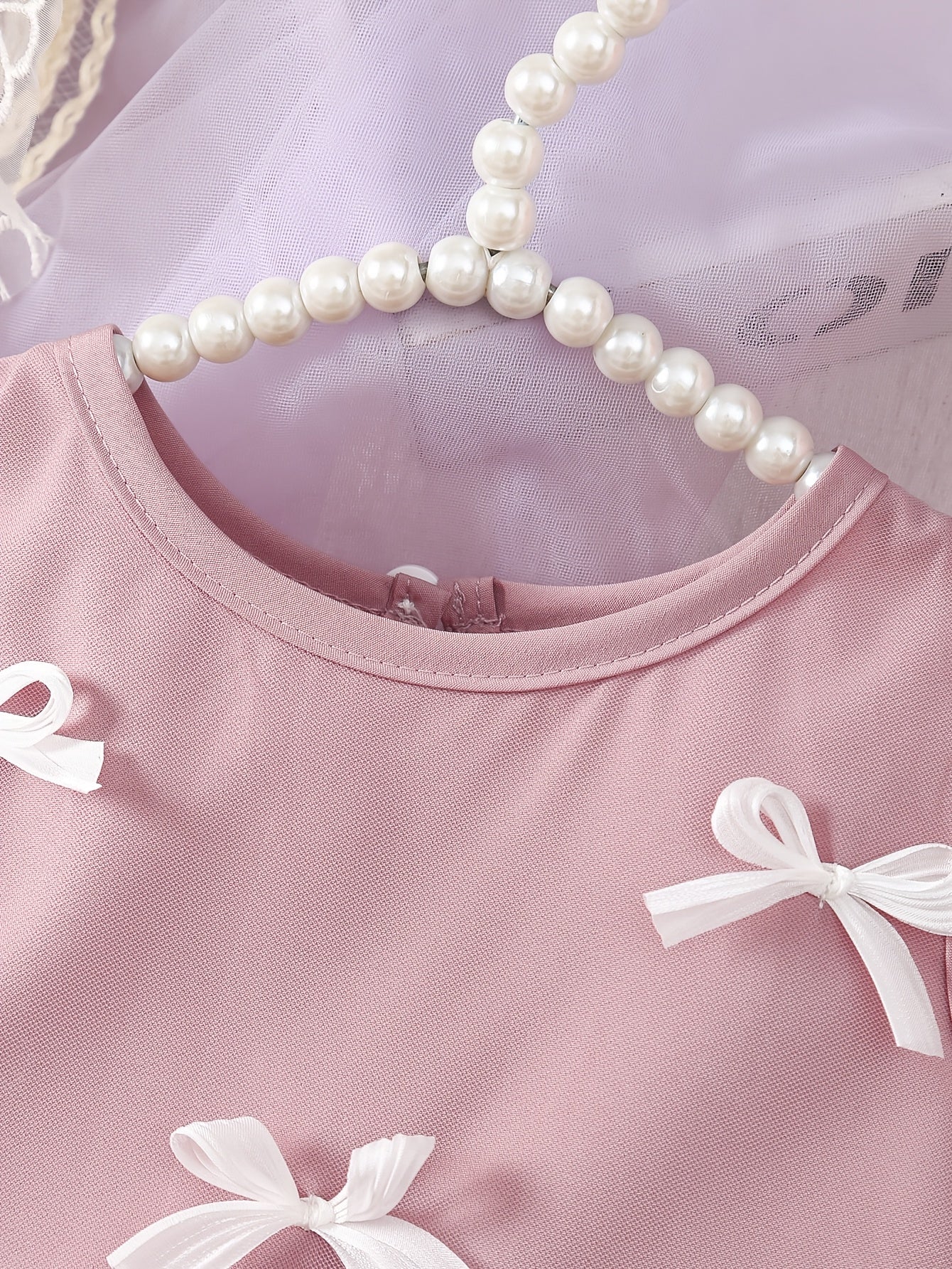 Bola uchun pushti tull kiyim, oq kamon aksentlari bilan, yelkasiz, krujka bo'yin, asimmetrik qirra, 100% polyester, bahor/kovak uchun tasodifiy midi kiyim.