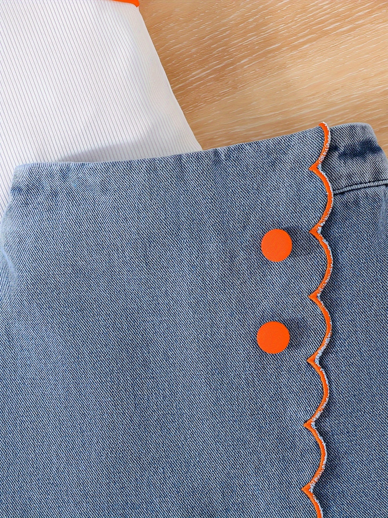 Yozgi ochiq havoda tasodifiy kiyim uchun yaka yengli bluzka va qarama-qarshi rangli shortlar to'plami.