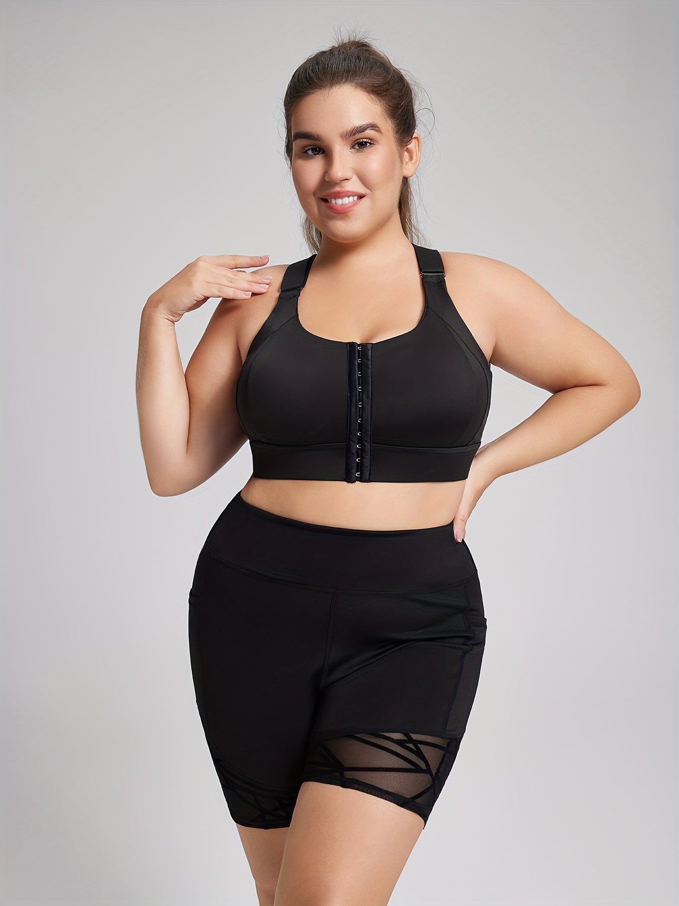 Plus Size Sports Bra with Zipper, Padded Cups, Adjustable Straps Black for Yoga
