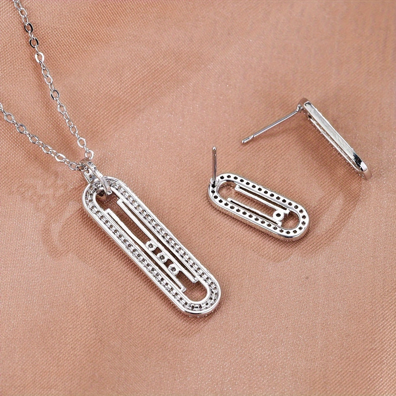 Oltin va kumushdan tayyorlangan zamonaviy 3-qismli zargarlik to'plami, kubik zirkonli bilaguzuk va marjon bilan Sharqiy uslubda - har qanday tadbir uchun mukammal.