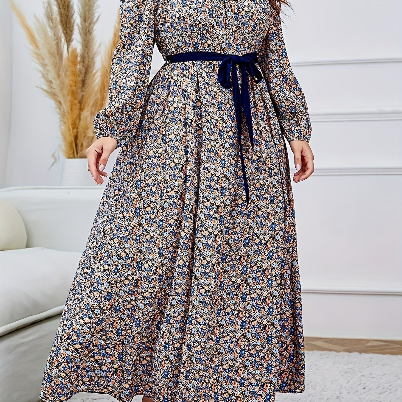 Polyester aralashmasidan tayyorlangan, katta o'lchamdagi ayollar uchun floral midi kiyim, uzun qo'llar, erkin fit, trapeze shaklidagi pastki qismi, belbog' bilan. Bahor/yoz uchun mukammal, kvadrat bo'yinbog'li oddiy dam olish tunikasi sifatida.