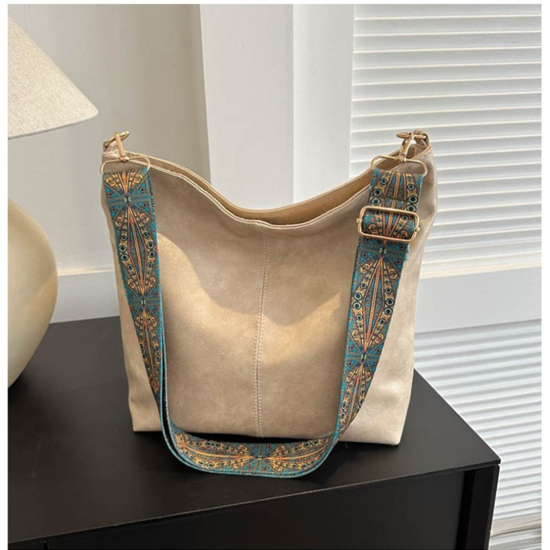 Yangi zamonaviy va nafis ayollar sumkasi, katta sig'imli, sozlanadigan yelka tasmalari, zip yopilishi, ajratiladigan tasmalari, naylon astari va khaki, yashil, jigarrang va qora ranglarda mavjud.