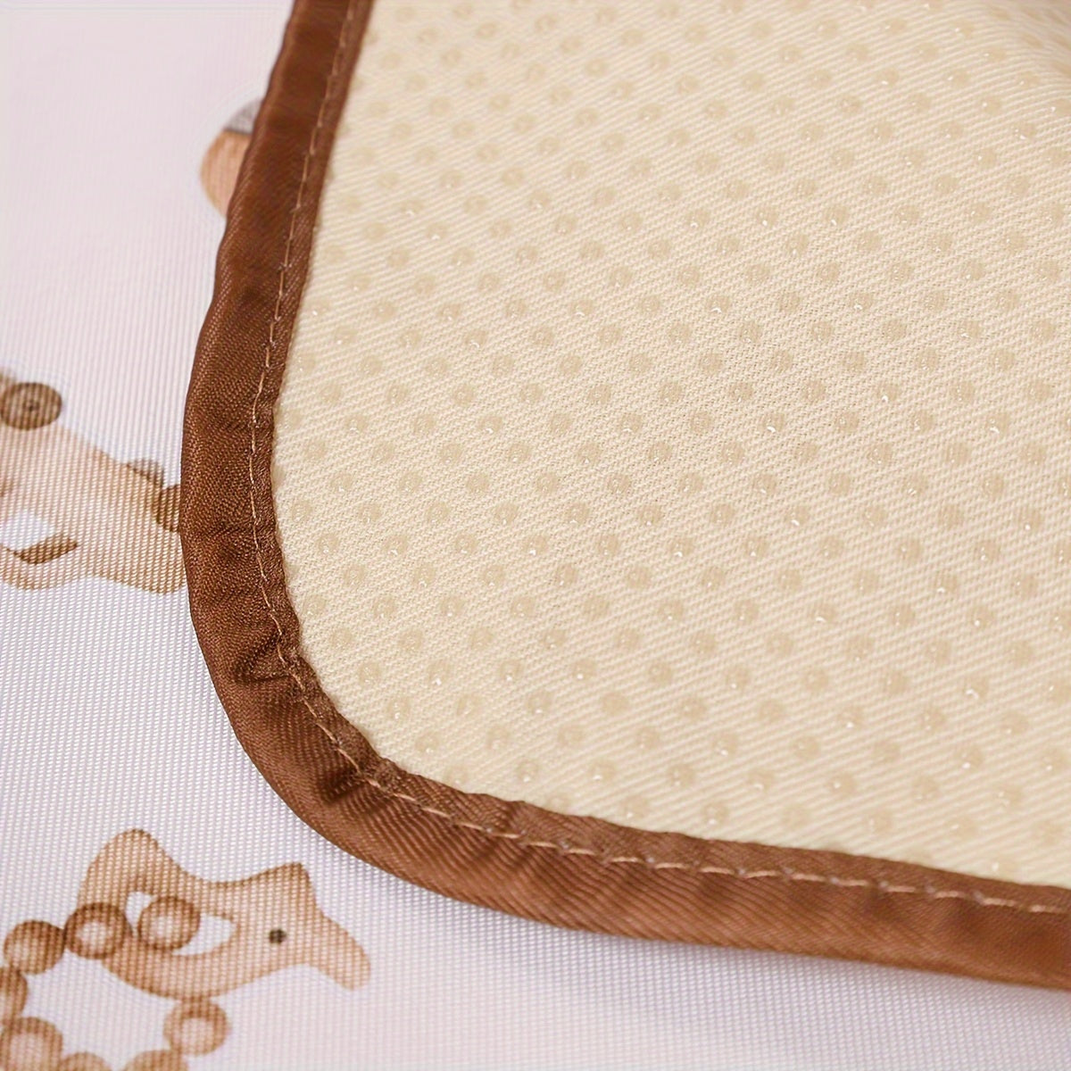 Polyester pol bilan yopilgan, sirg‘almas, suv o'tkazmaydigan, quvvatlangan pol mato, ichki va tashqi o‘yinlar uchun bolalar uchun