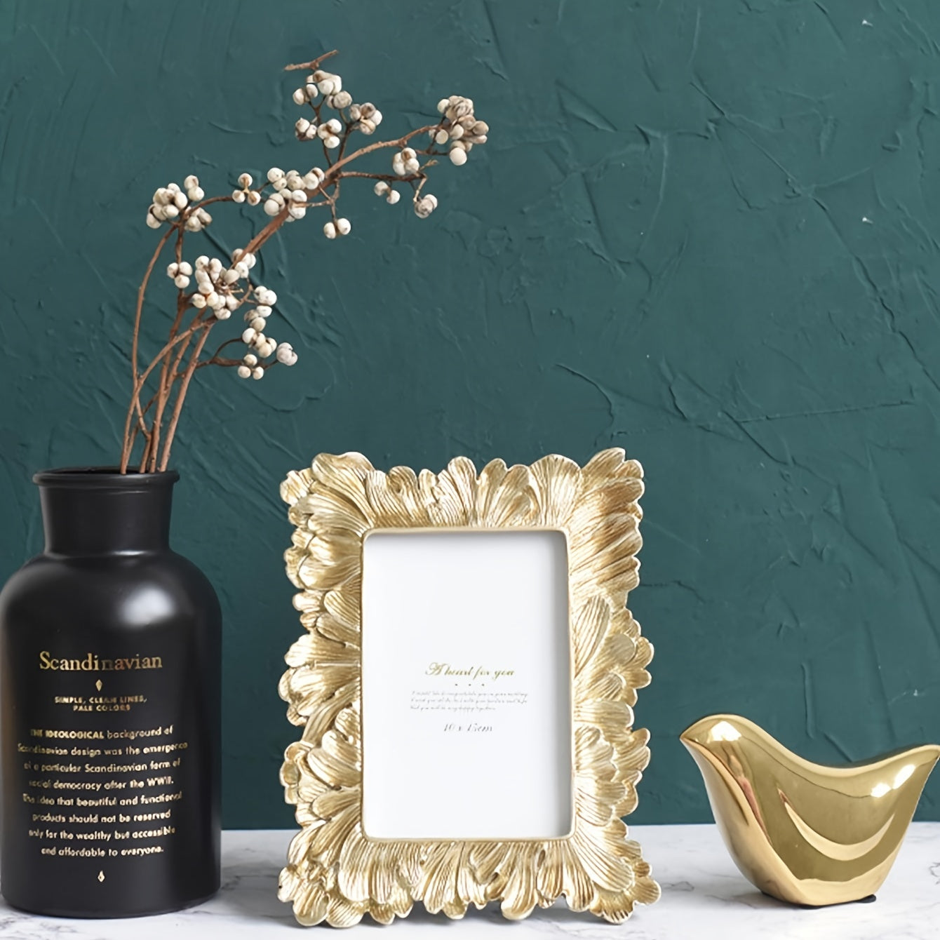 Винтажная золотая рамка для фотографий с листьями пальмы - стильное дополнение к вашему домашнему декору или столу, идеально подходит для отображения ваших любимых фотографий.