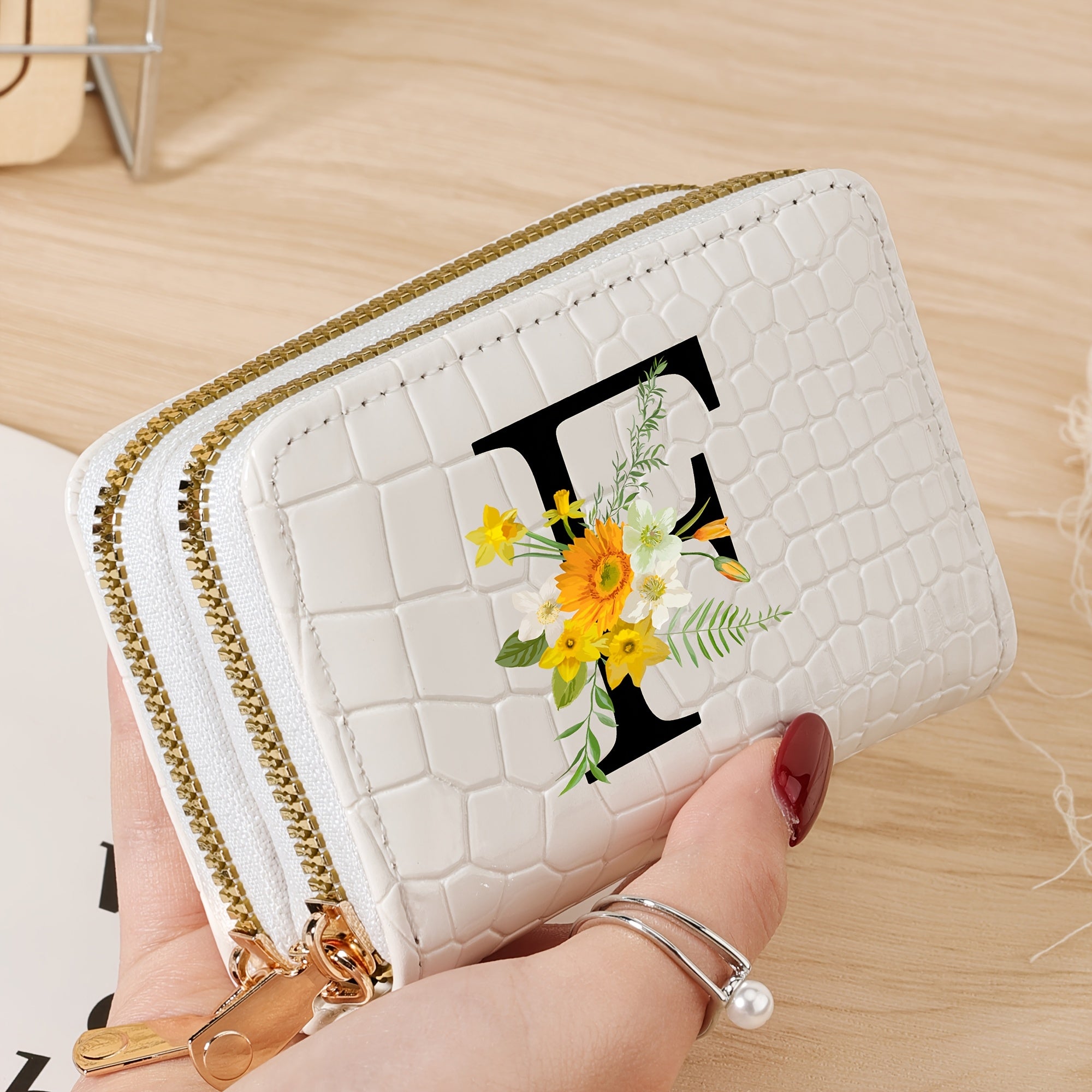 Bir nechta slotlari va zamonaviy fermuari bo'lgan mustahkam kredit karta saqlash sumkasi, maktab, yotoqxona va maktabga qaytish uchun zarur bo'lgan buyumlar uchun.