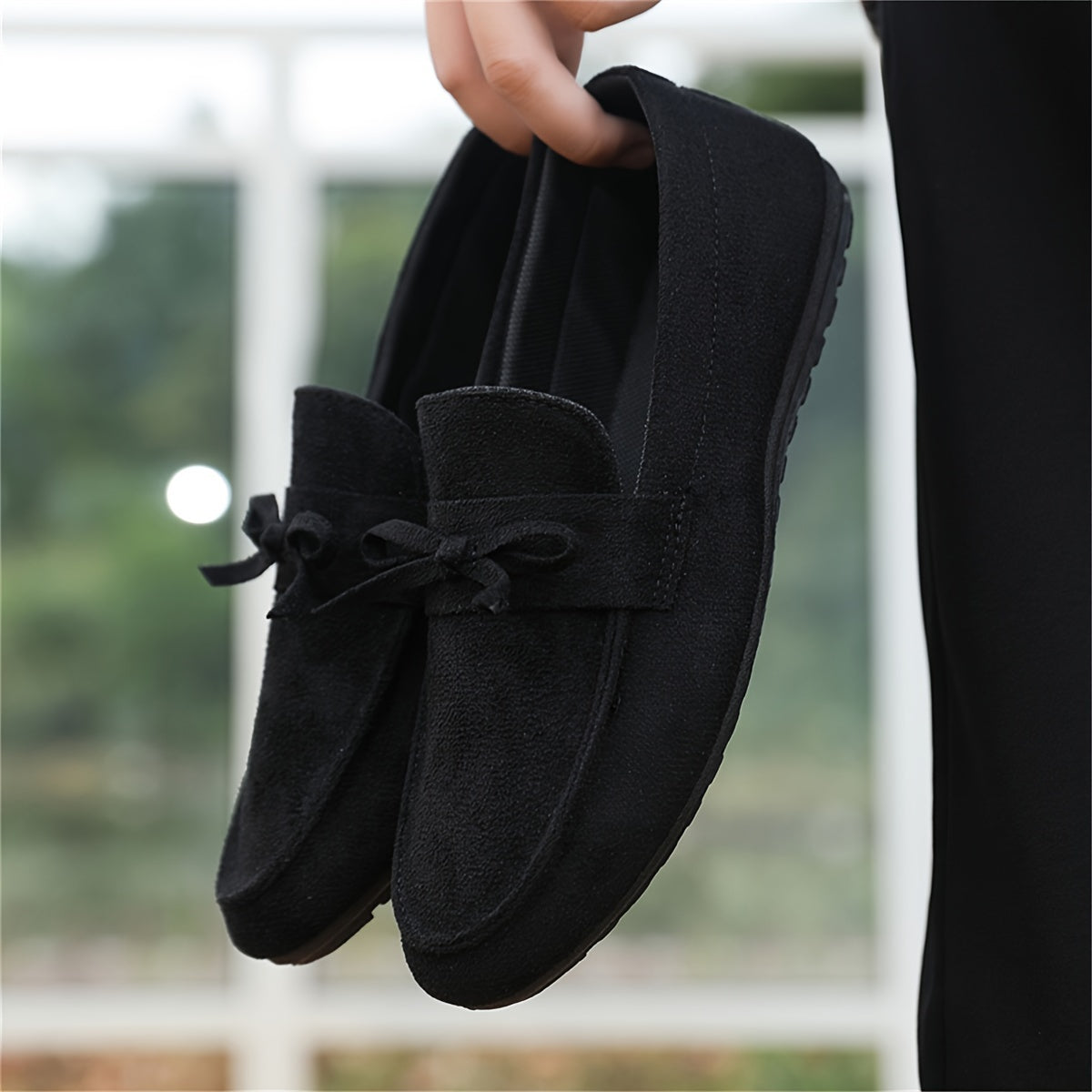 Erkaklar uchun bir xil rangdagi, sirpanmaydigan kauchuk taglikka ega slip-on loferlar. Banket, ofis va to'ylar uchun mos.