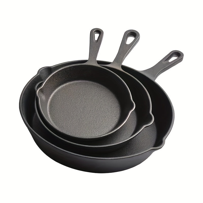 Uchta oldindan tayyorlangan quyma temir qozonlar to'plami, ikki tomondan quyish quvurlari bilan - Qo'l bilan yuvish tavsiya etiladi. O'lchamlari 15.24 sm, 20.32 sm va 25.4 sm.