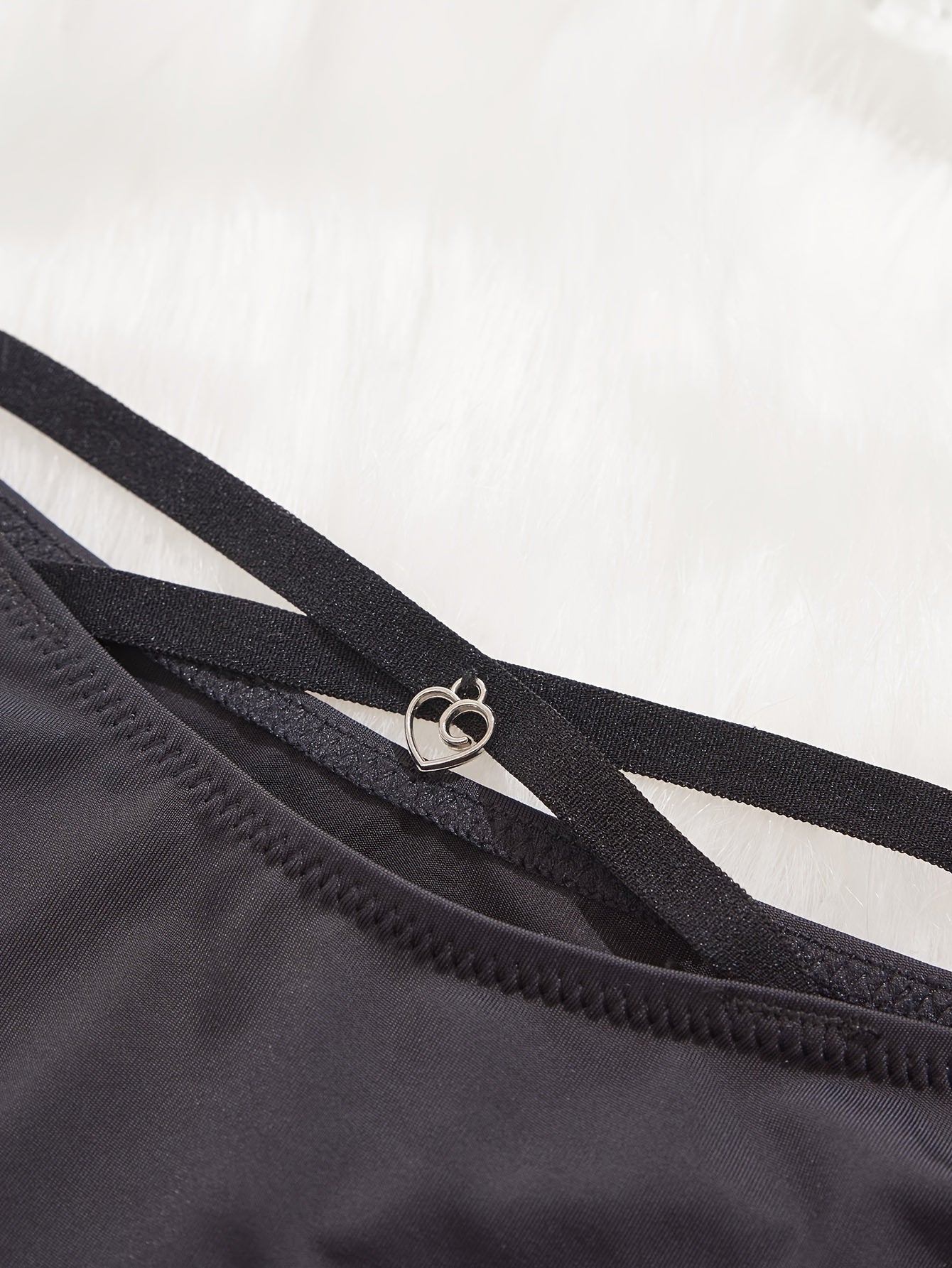 Colgante de corazón en fina cuerda para joyería sensual