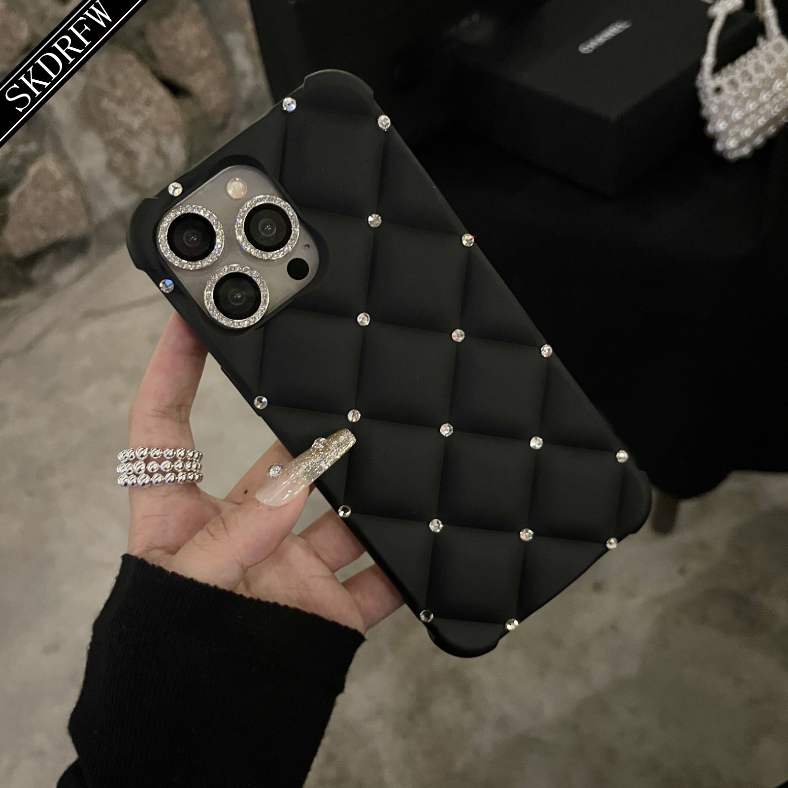 Новый модный чехол для телефона в стиле кожи для женщин с высококачественными деталями из страз, подходит для Apple iPhones. Оснащен полным браслетом из страз и дизайном с защитой от падений в четырех углах. Идеально подходит в качестве