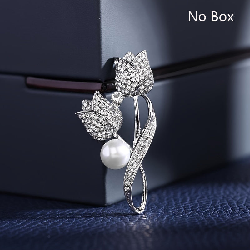 Ayollar uchun oltin gullari bilan bezatilgan brosh uchun kostyumlar va ko'ylaklar