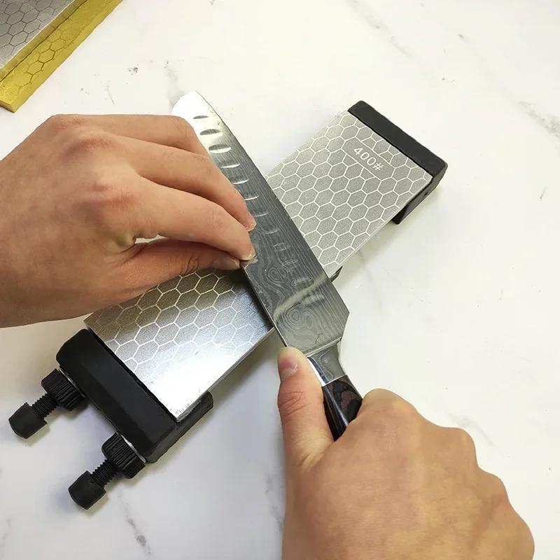 Oshxona va tashqarida foydalanish uchun olmos va qog'oz bilan qirqish asbobiga ega portativ pichoq silliqlash qurilmasi, olti burchakli naqsh va silikon asos bilan ta'minlangan.