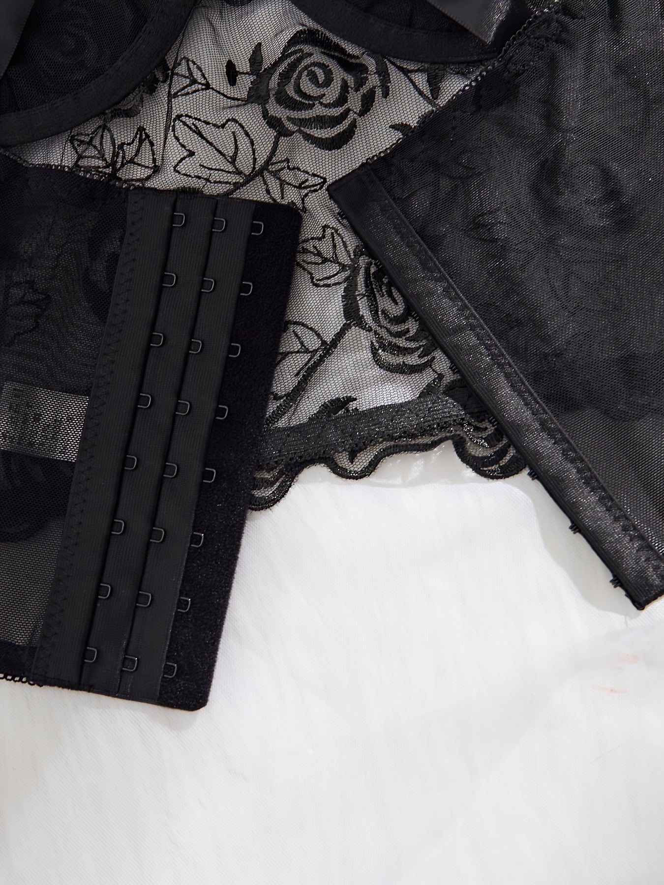 Ayollar uchun gullar bilan bezatilgan, to'qilgan gullar naqshiga ega, elastan cho'zilishi bilan qoplangan bralet.