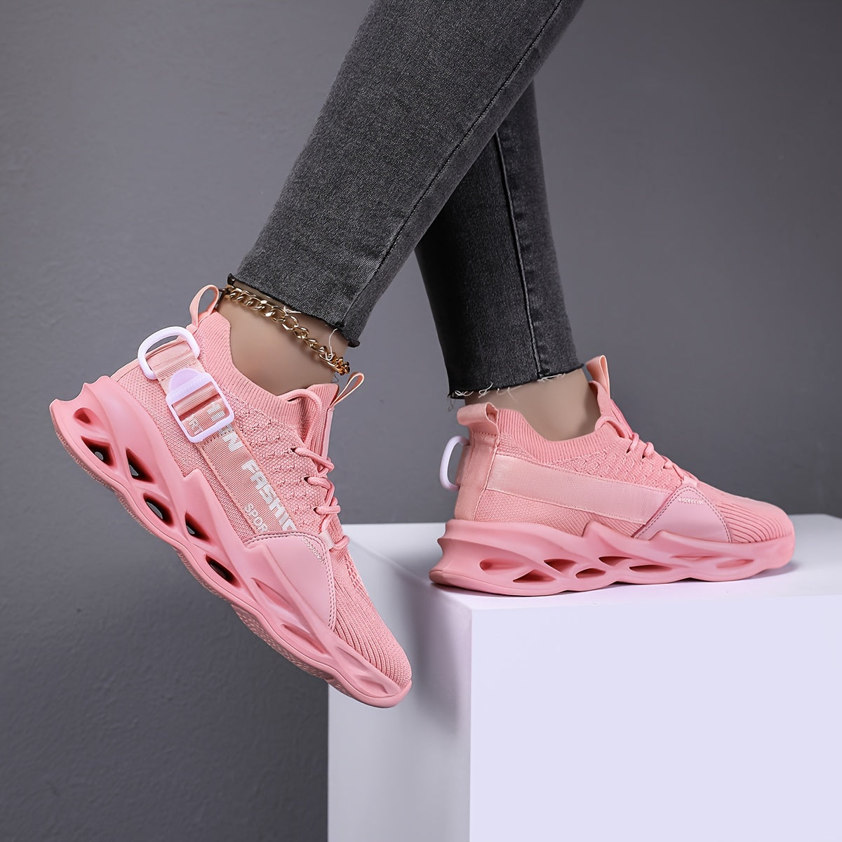 Ayollar uchun nafas oladigan qizil sneakers pastki qismi bilan lenta bilan yopiladigan kundalik poyabzal
