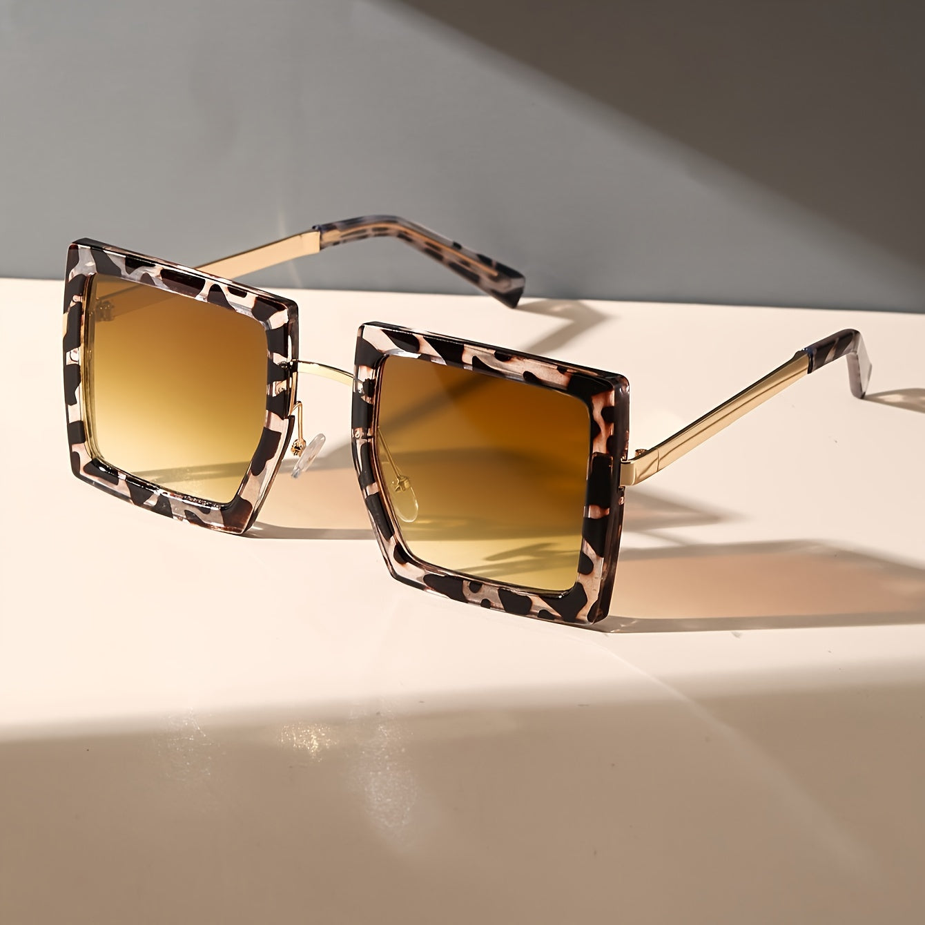 Ayollar uchun kvadrat ramkali ko‘zoynaklar, moda sayohat fotosuratchiligi uchun ko‘zoynaklar