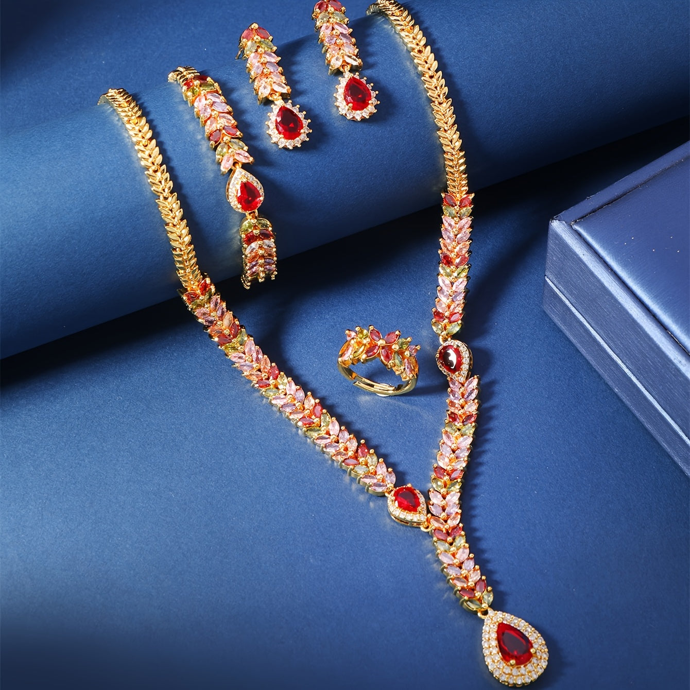 Ushbu nafis Vintage 24K oltin qoplamali mis zargarlik to'plami ajoyib zirconia mozaika tafsilotlari bilan boy Sharq uslubidagi bug'doy to'plami dizaynida, ayollar uchun maxsus tayyorlangan. To'plamga marjon, bilaguzuk, uzuk va sirg'alar kiradi.