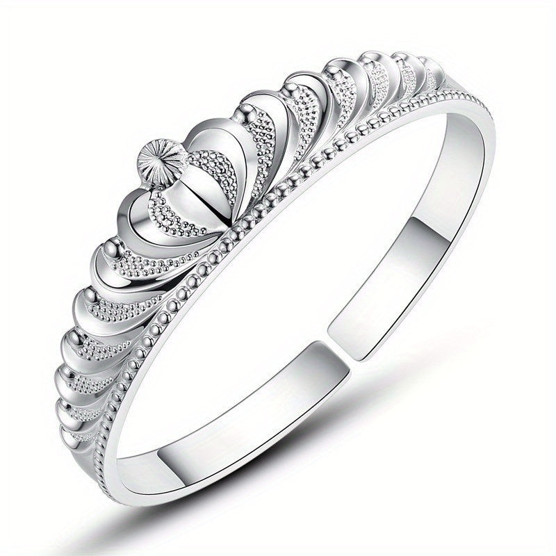 Удивительный серебряный браслет для женщин с дизайном короны, украшенный нежными цветами и мерцающими звездами. Браслет оснащен элегантной застежкой с открытым ртом для удобства ношения.