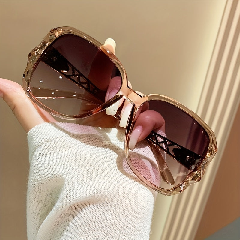 Ayollar yozgi quyoshdan himoya qiluvchi katta oval plastik ramkali, porloq jelli moda ko‘zoynaklar, haydash va plyaj uchun