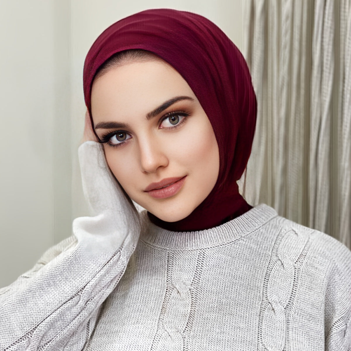 Ayollar uchun polyester sport hijabi, tugma bilan bosilgan chin qopqog'i va to'liq boshqovak, bir xil rangda