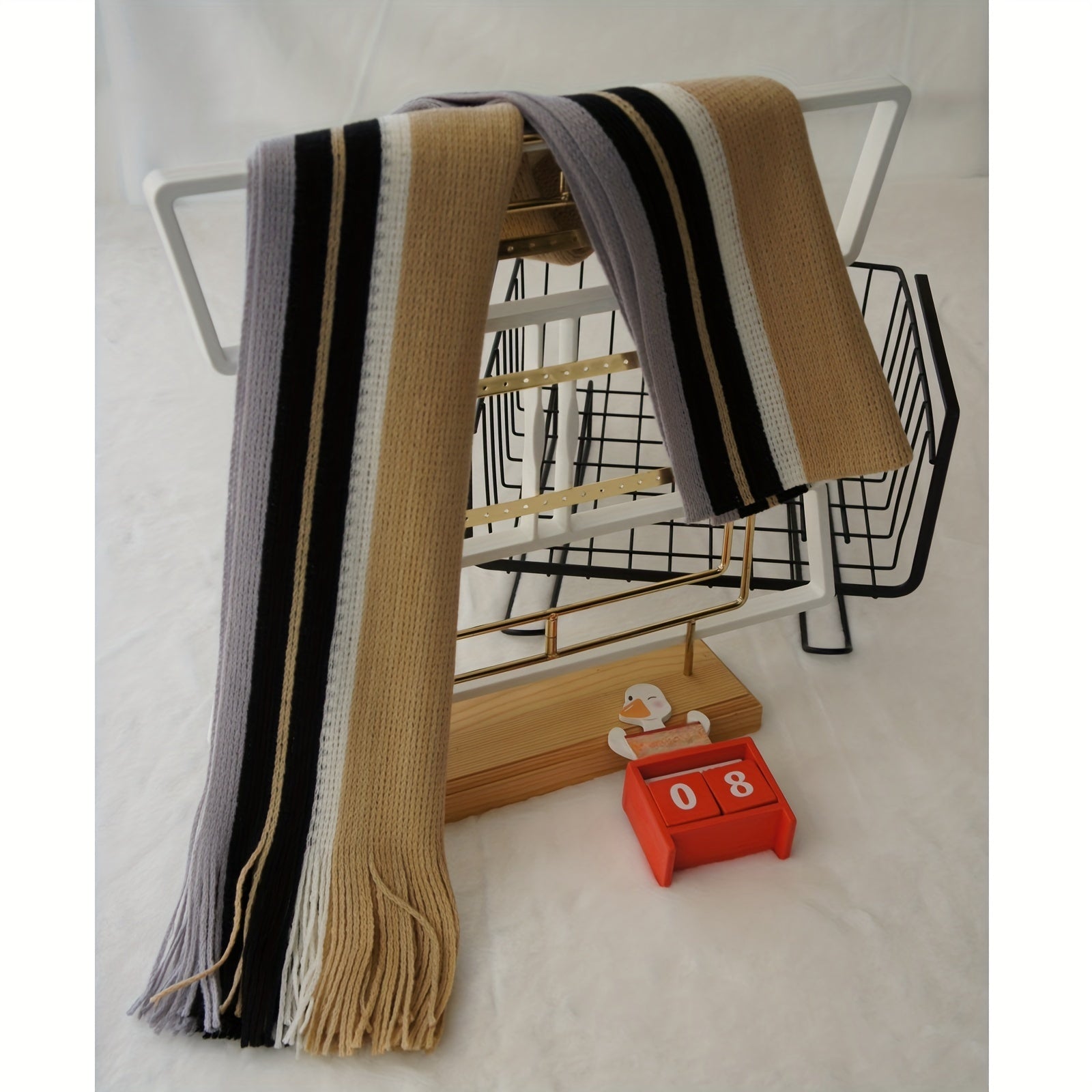 Tashqi trend uchun to'qilgan moda aksessuar - Erkaklar uchun tasma detali bilan rangli blokli chiziqli sharf, iliq akril materialdan tayyorlangan