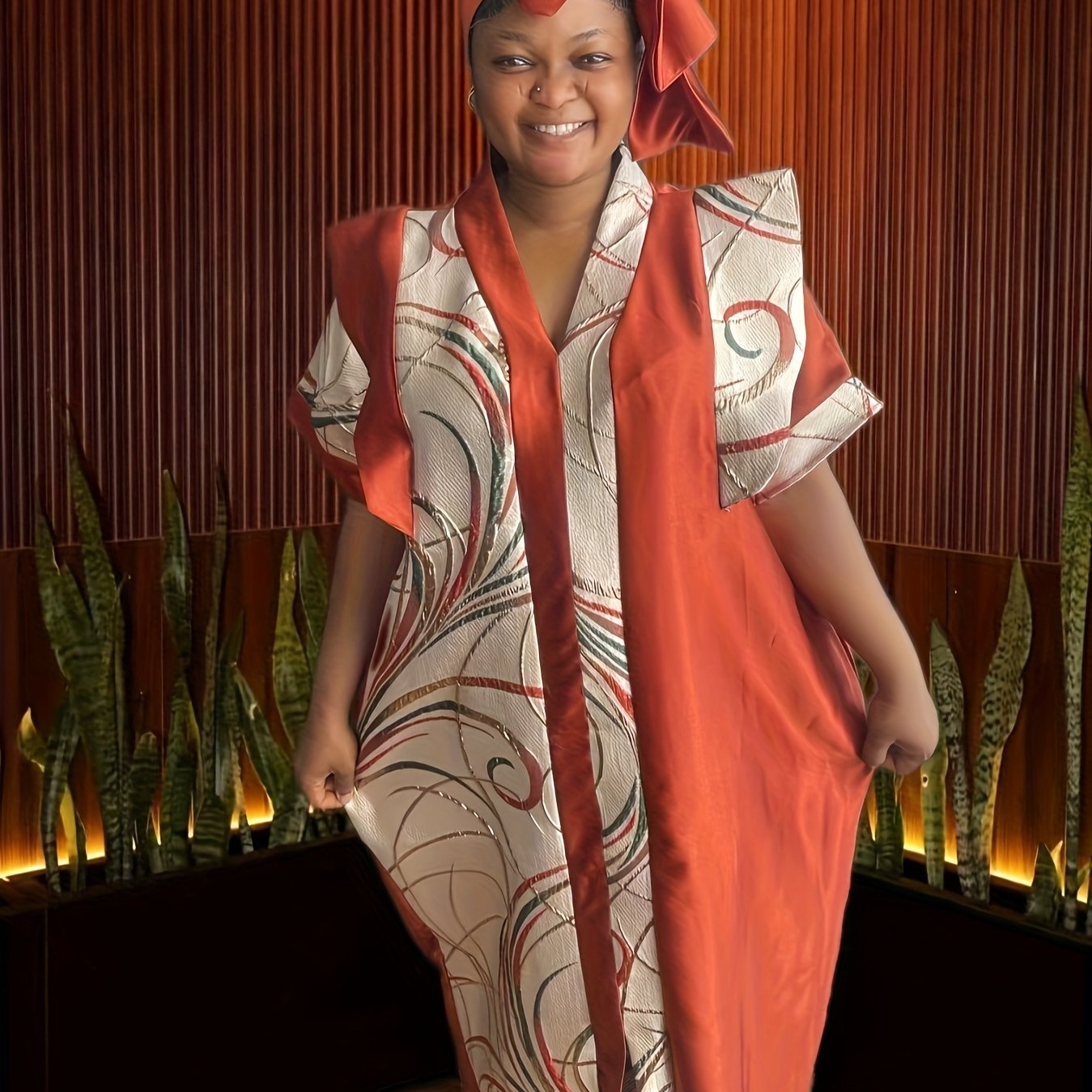 Plus o'lcham ayollar uchun rang blokli V-yengli kaftan kiyi erkin fit gullar bilan naqsh