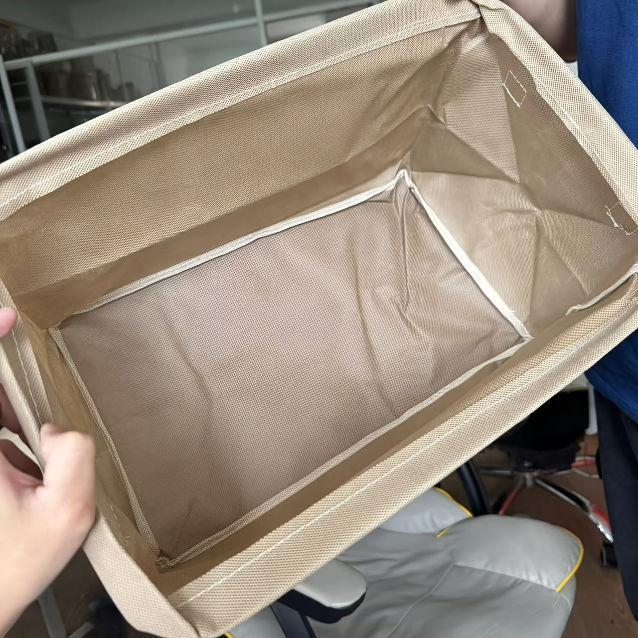 Kuchli po'lat ramkali ko'p maqsadli mato saqlash savati, kiyimlar, asboblar va boshqalar uchun juda mos. Uyda, talabalar yotoqxonasida, ochiq havoda va bog' uylarida foydalanish uchun mos. 2 o'lchamda mavjud.