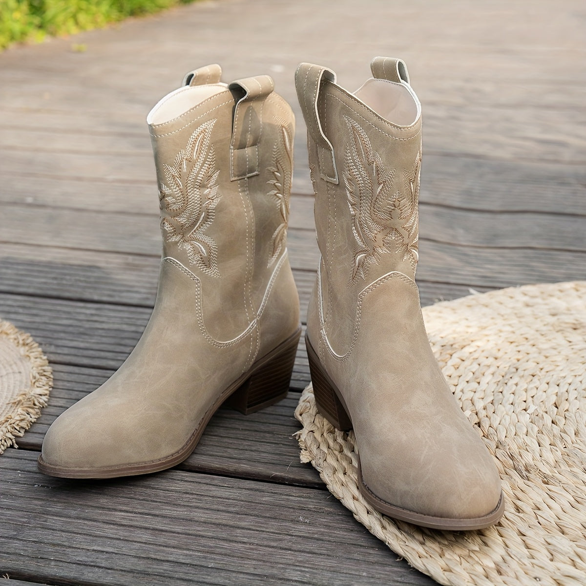 Ayollar uchun o'rta uzunlikdagi slip-on g'arbiy chizilgan poyabzal, jigarrang sun'iy material, platforma tagli taglik