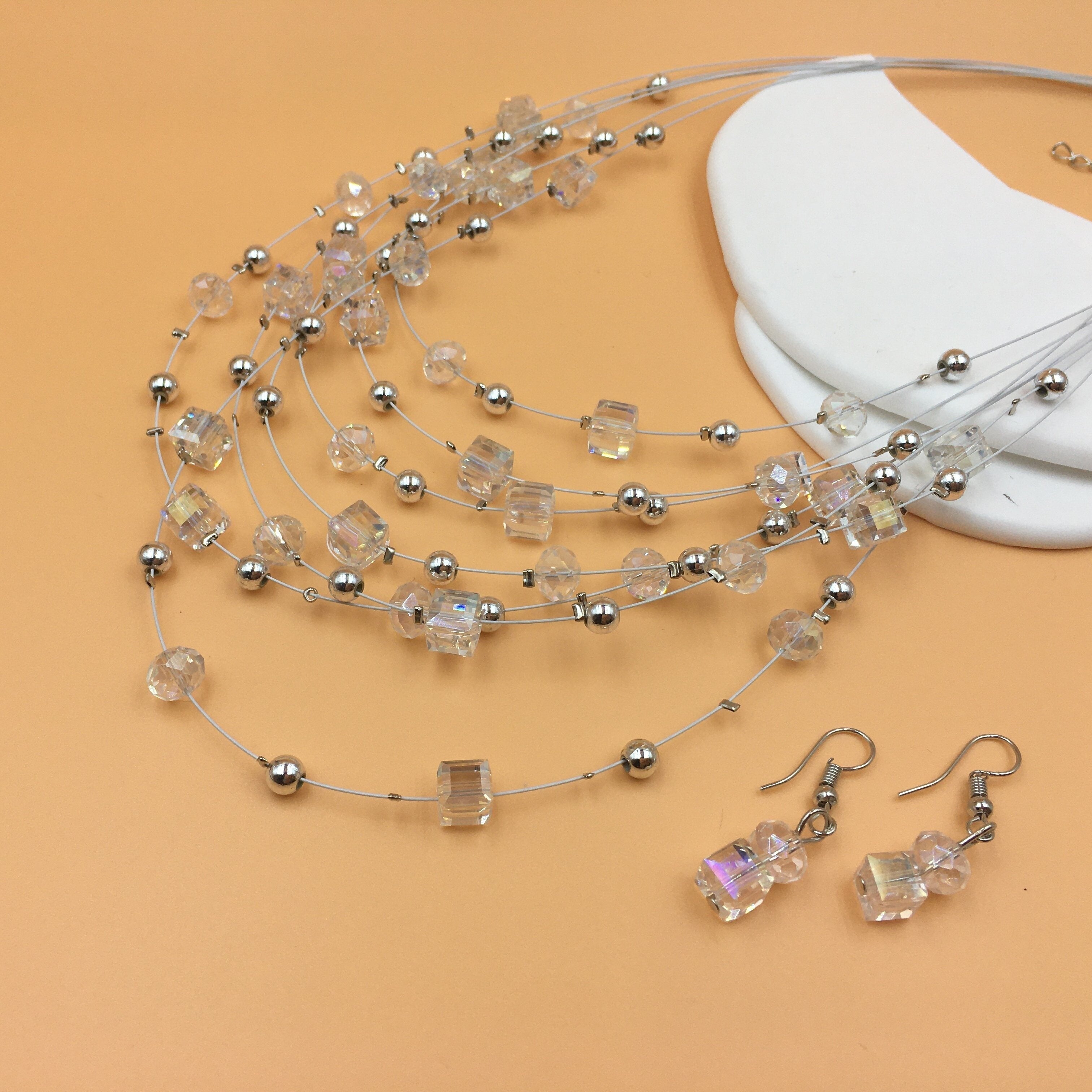 Conjunto de joyería bohemia: collar en capas con colgante cuadrado y pendientes para mujer