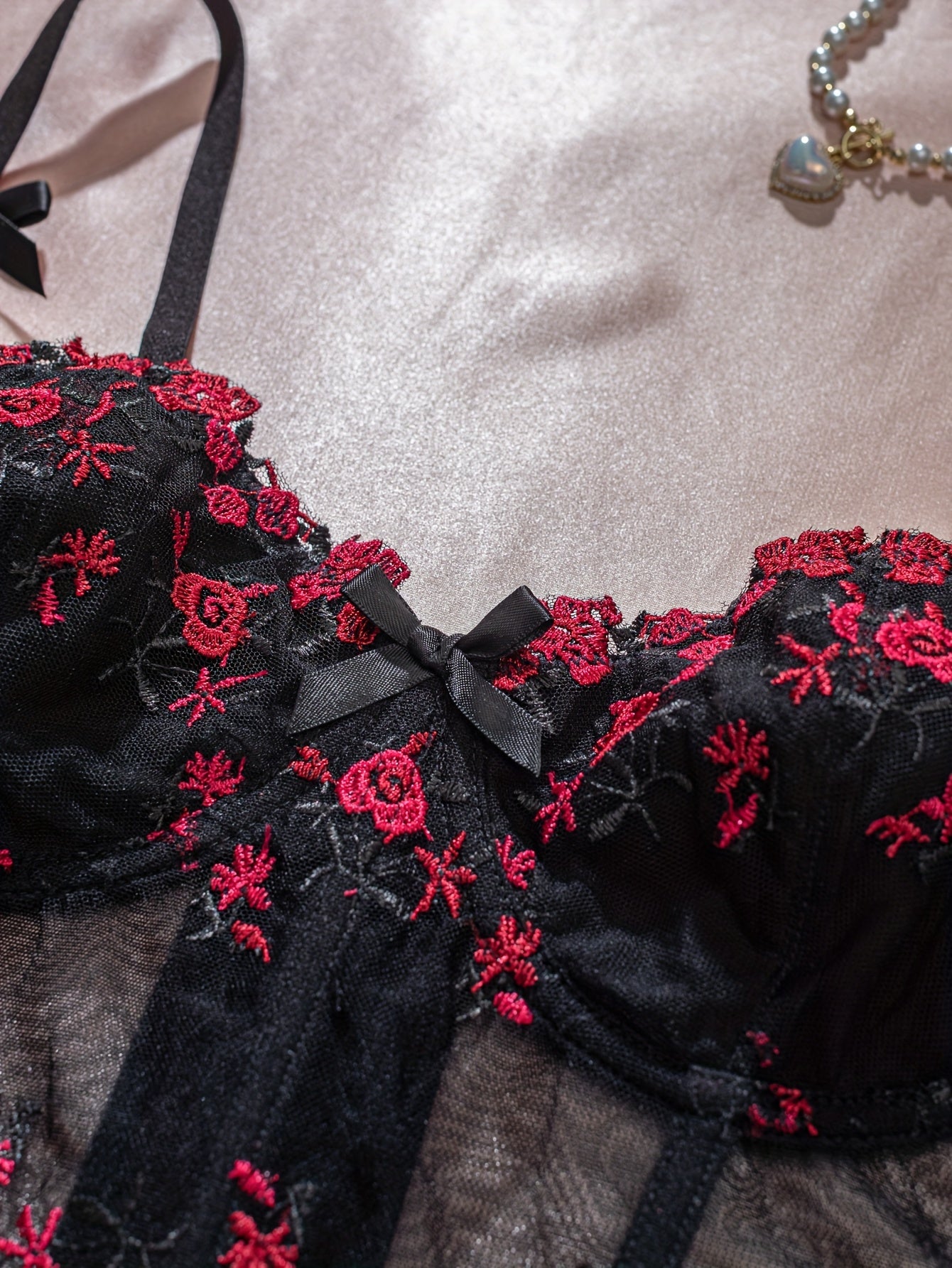 Orqa bo‘lsiz bra, bezakli tarmoq, sozlanadigan tokchalar bilan, yarim shaffof, nafis ayollar uchun