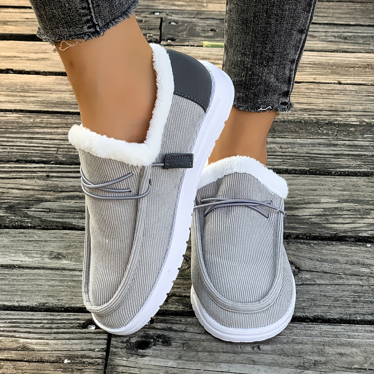 Ayollar uchun bej rangli slip-on mokasinlar, mo'ynali chetlar bilan, kundalik tekis poyabzal