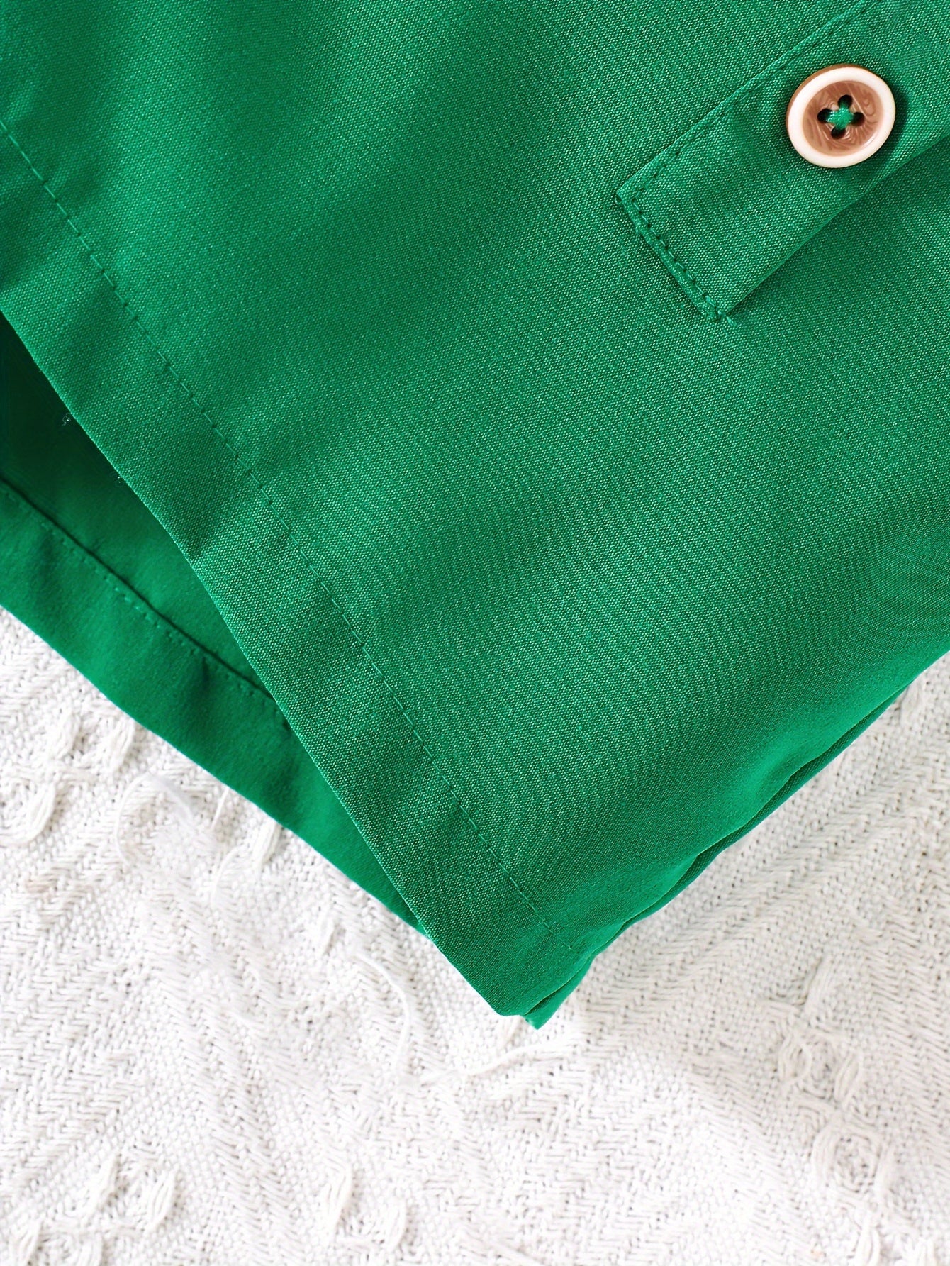 Yozgi faoliyatlar yoki sovg'alar uchun yurak, gullar va kapalak grafikalariga ega bo'lgan halter tepa va tugmachali shortlardan iborat 2-qismli to'plam.