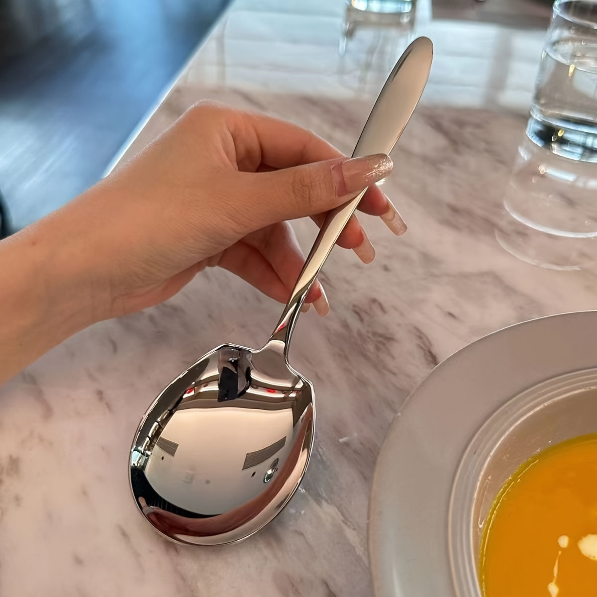 Buffet, kechki ovqat ziyofatlari va har kuni foydalanish uchun mo'ljallangan, zamonaviy va mustahkam zanglamaydigan po'latdan yasalgan kvadrat qoshiq. Xizmat ko'rsatish va pishirish uchun mos.