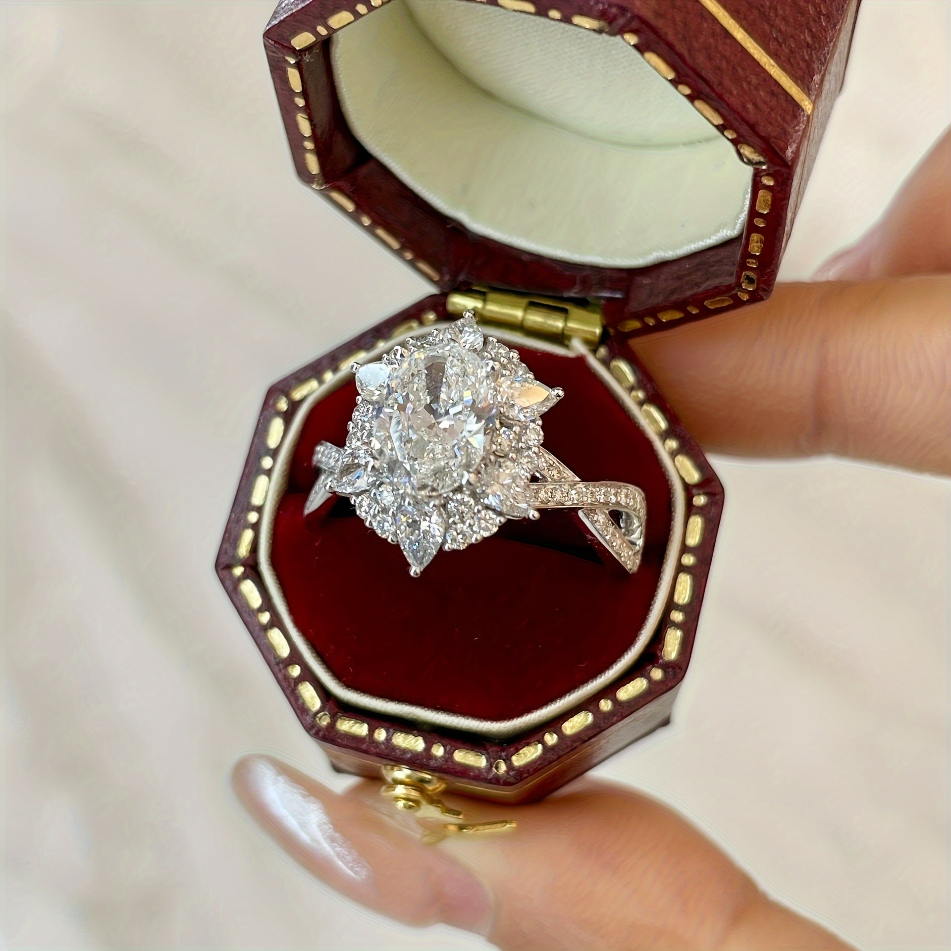 Zarif Boho uslubidagi 2ct oval Moissanite to'y uzugi S925 sterling kumush qoplamada, ayollar uchun to'y yilligi uchun gippoallergen kesma dizayni bilan. Elegant sovg'a qutisi bilan birga keladi, og'irligi 4.5g. Sevishlilar kuni uchun mukammal, bu nozik.