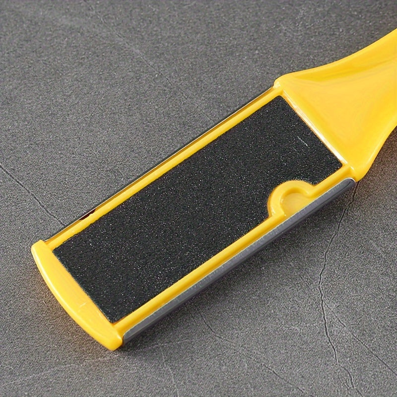 Желтый пластиковый педикюрный набор включает в себя удалитель мозолей, пилочку и скребок для гладкой кожи без батареек и запаха.