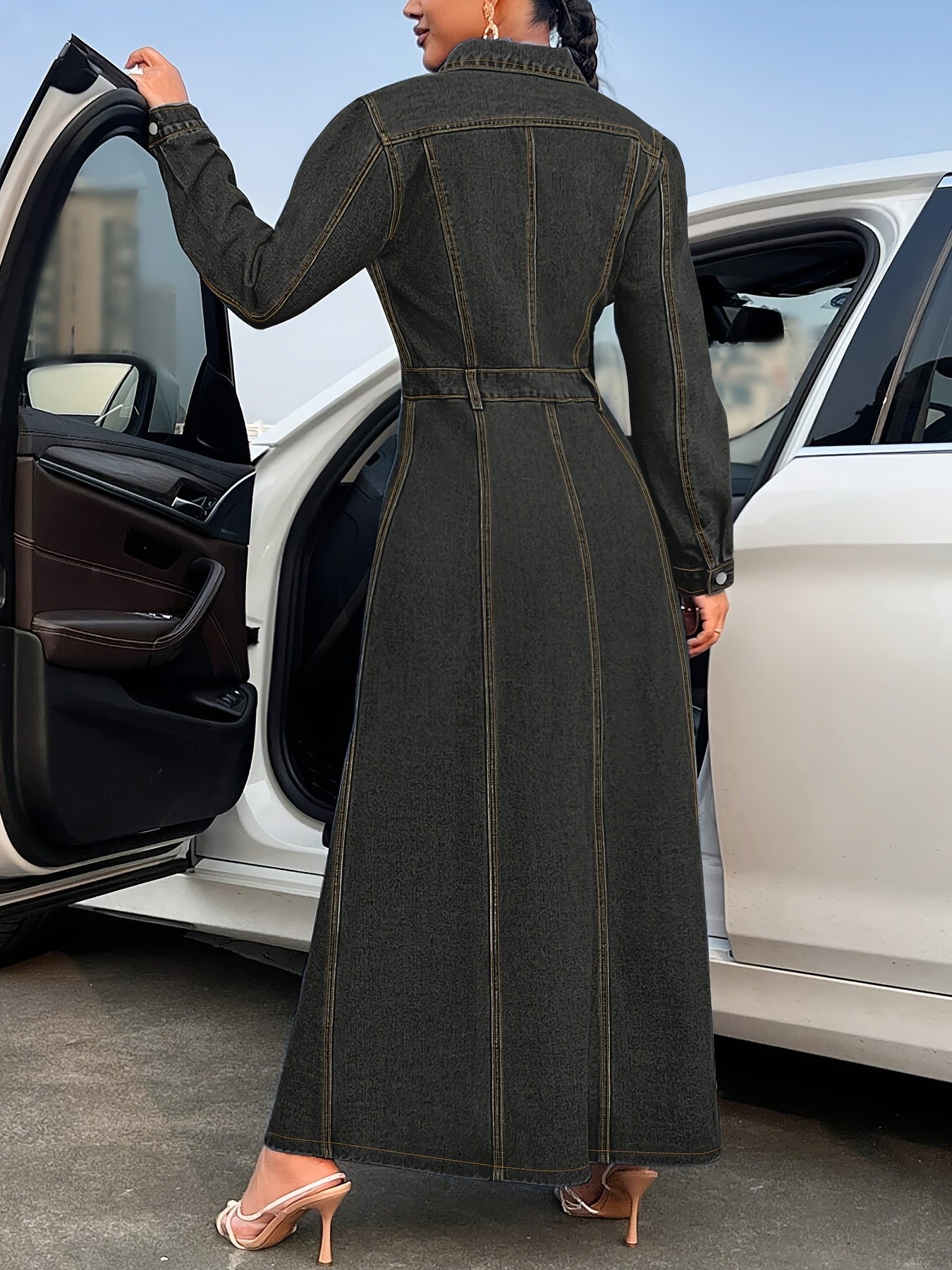 Bir tugmachali yopiq qopqoq bilan zamonaviy uzun qo'lli denim midi ko'ylak, cho'ziluvchan rayon va polyester aralashmasi, mashinada yuvish mumkin – kuz/qish uchun ideal.