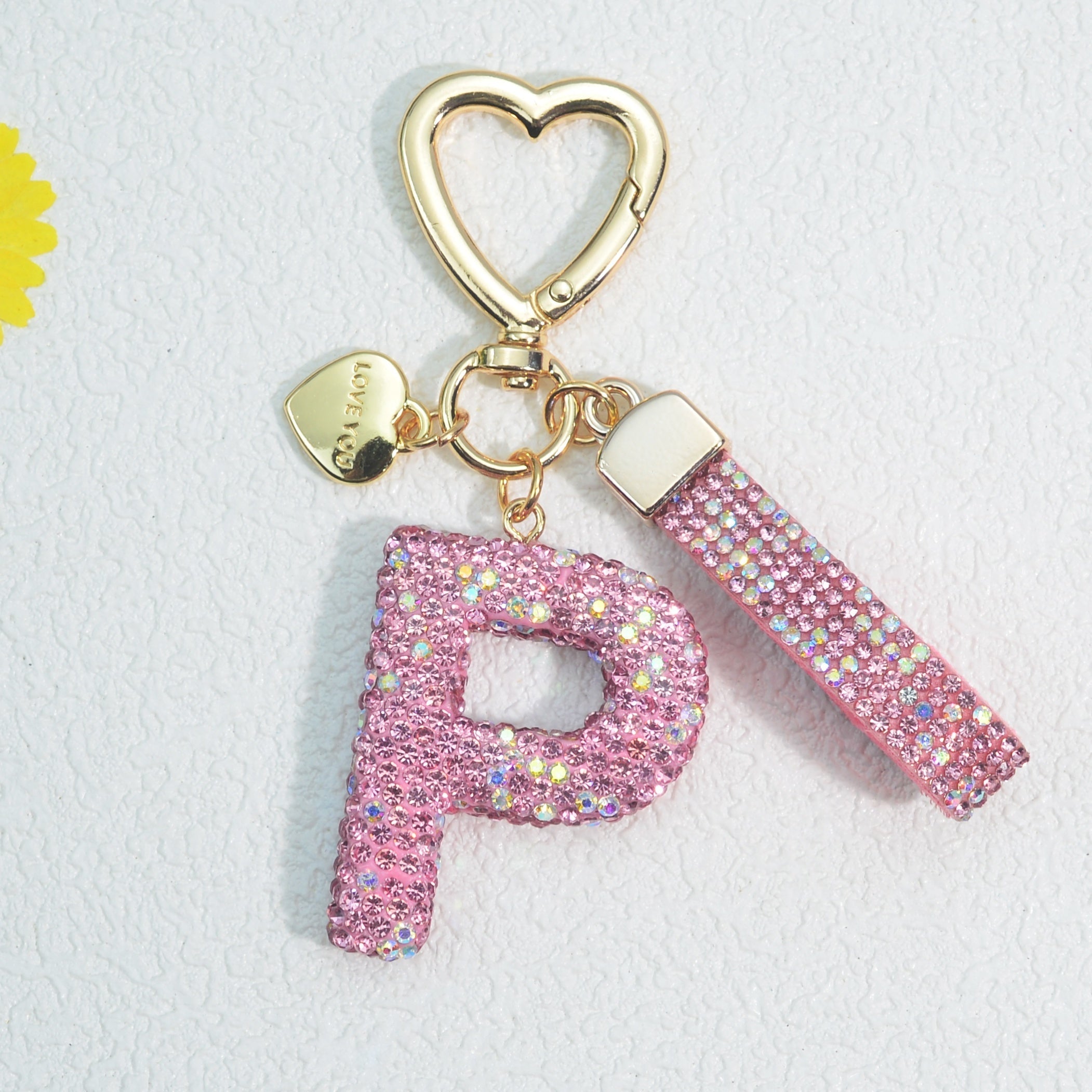 Llavero de PVC con iniciales de pedrería rosa y blanca con cierre de puño para mujeres