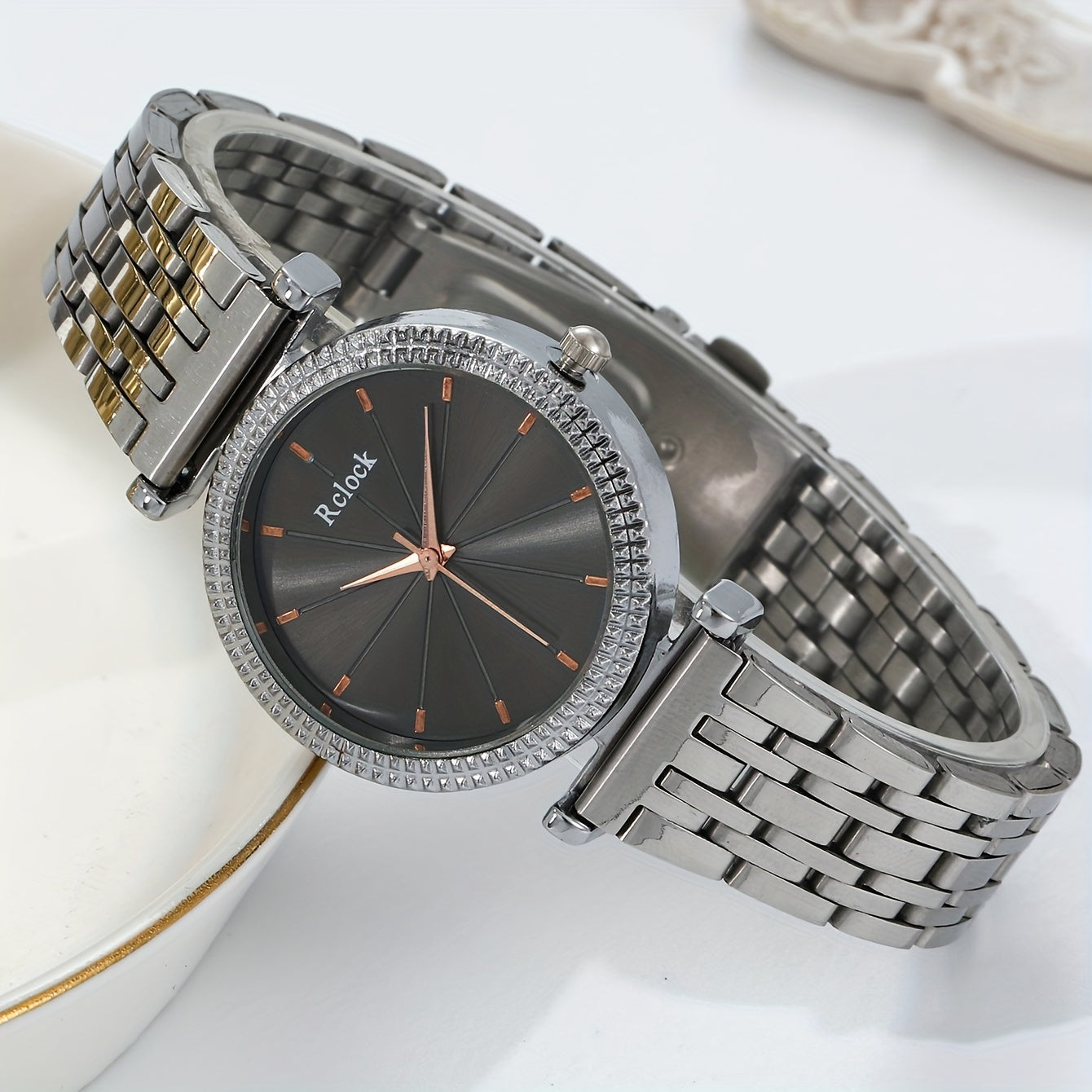 Ayollar uchun quarts soat, zanglamas po'lat bilan ta'minlangan taqish, zamonaviy va nafis soat