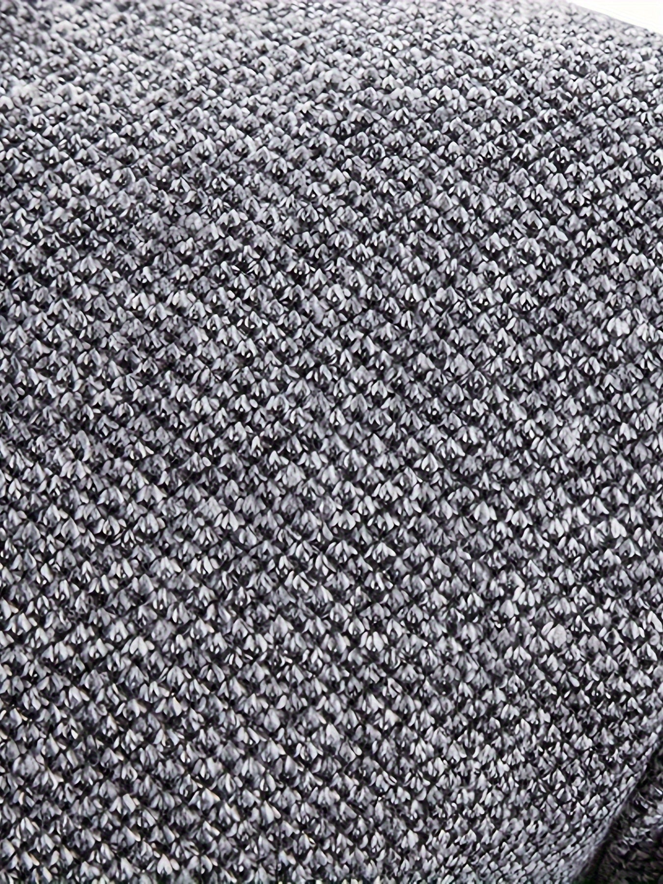 Erkaklar uchun katta o'lchamdagi trikotaj sviter, yuqori yaka, metall zanjir detali va kuz/qish uchun polyester astar bilan.