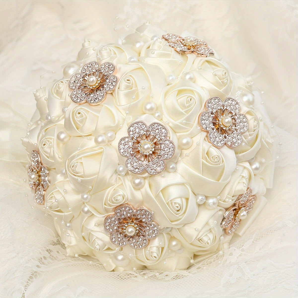 Sun'iy to'y gullari buketi, rhinestone brosh va marjonlar bilan