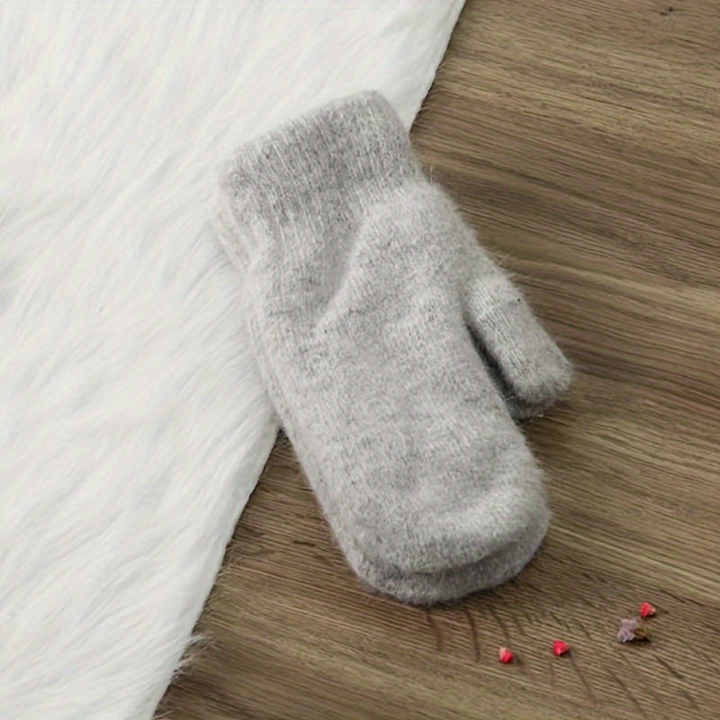 Iliq va yumshoq to'qilgan qo'lqoplar oddiy bir rangli dizaynga ega, kuz va qish uchun nafis va ko'p maqsadli. Ushbu qo'lqoplar qo'shimcha issiqlik va sovuqdan himoya qilish uchun yumshoq velur bilan astarlangan, erkaklar va ayollar uchun mos keladi.