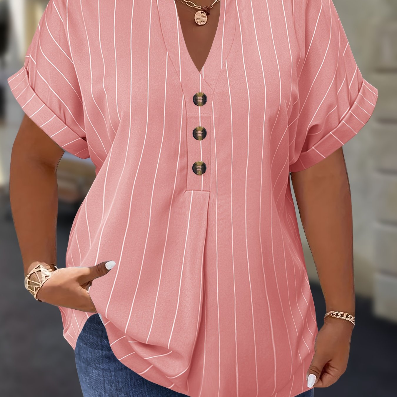 Plus o'lchamdagi ayollar bluzkasi chiziqli raglan ko'kraklar bukilgan yelka o'rashli bo'yinbog'li bezakli tugmachalar