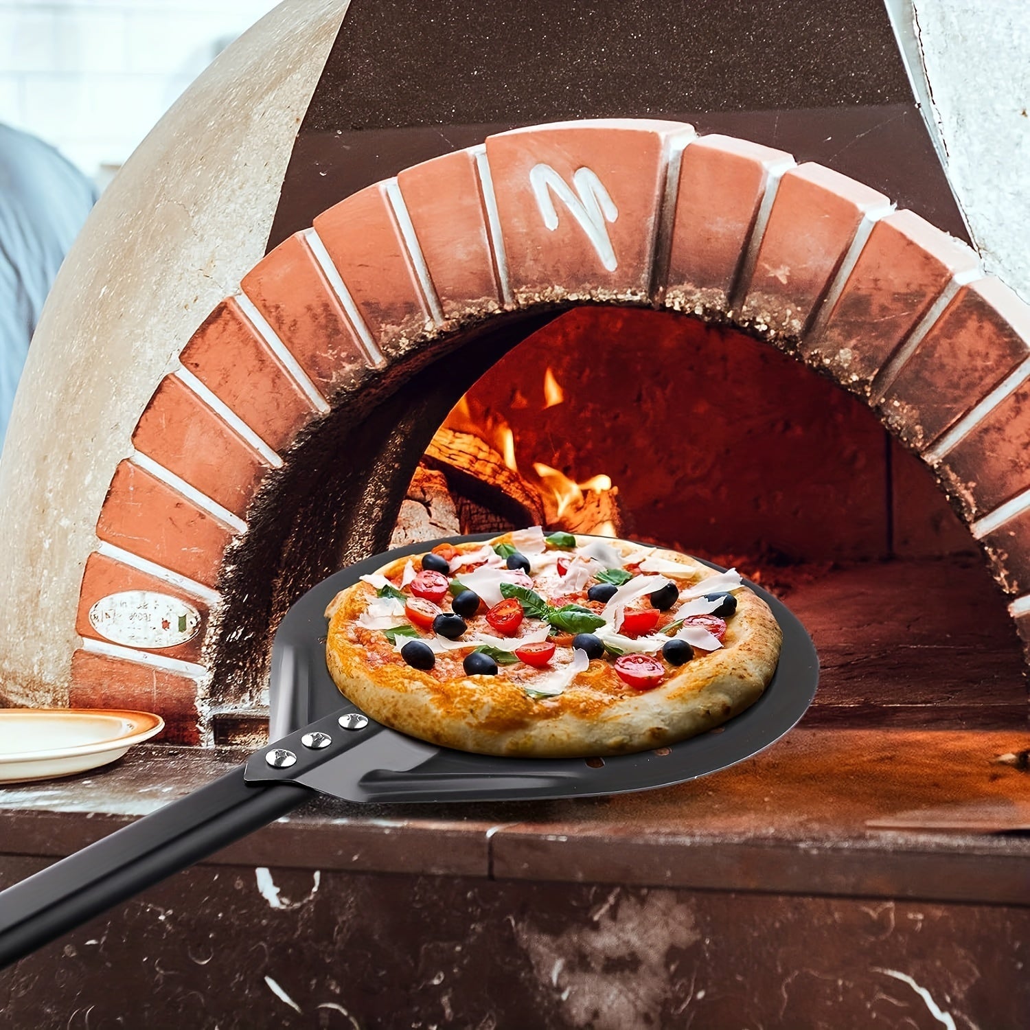 Этот алюминиевый лопата для пиццы длиной 8 дюймов и имеет нескользящую ручку для удобного использования. Ручка съемная, длиной 80,01 см, что делает ее идеальной для домашних пицц и хлеба.