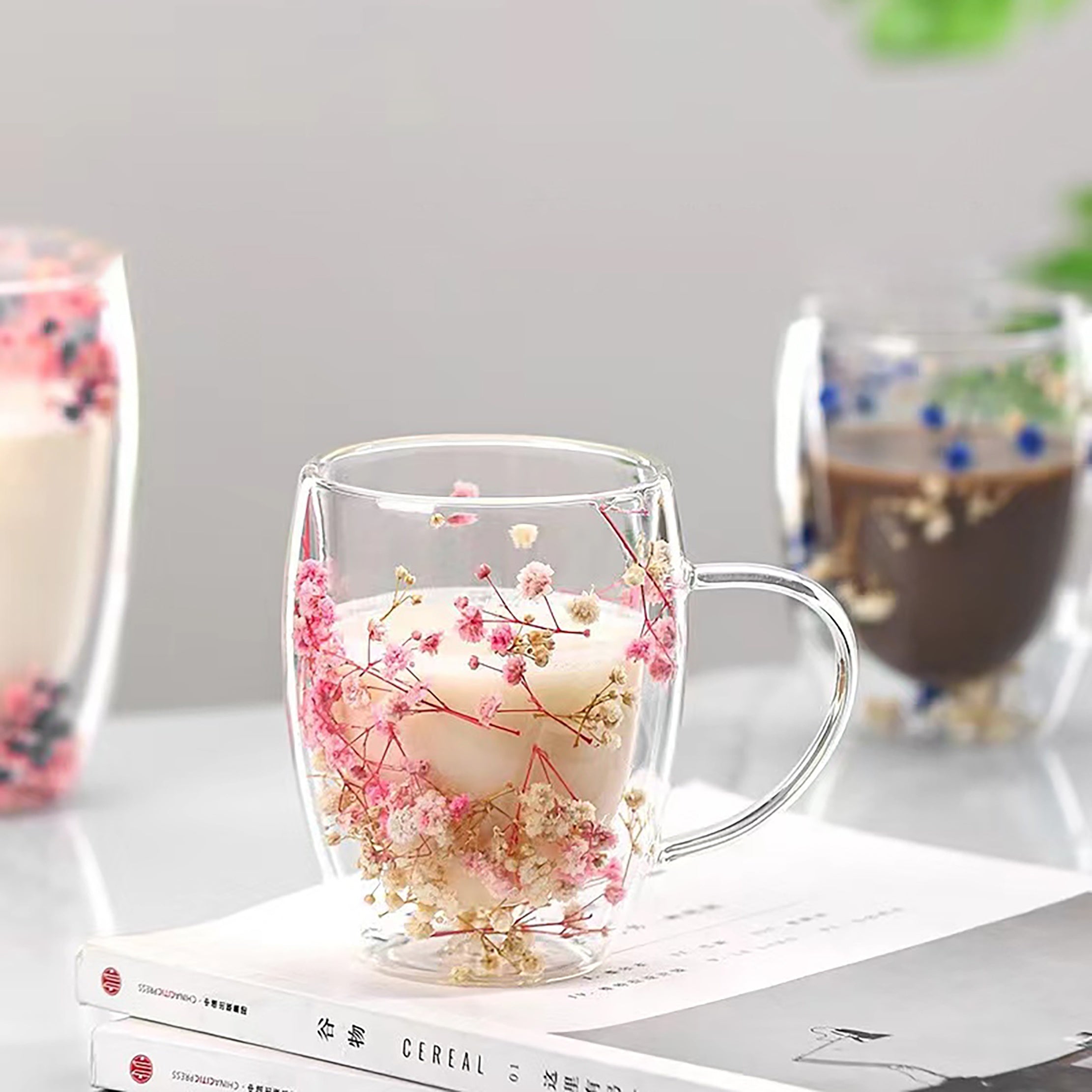 Ikkita qatlamli qahva stakani yangi gullar bilan, uy va ofis uchun mos, ajoyib bayram sovg'asi.