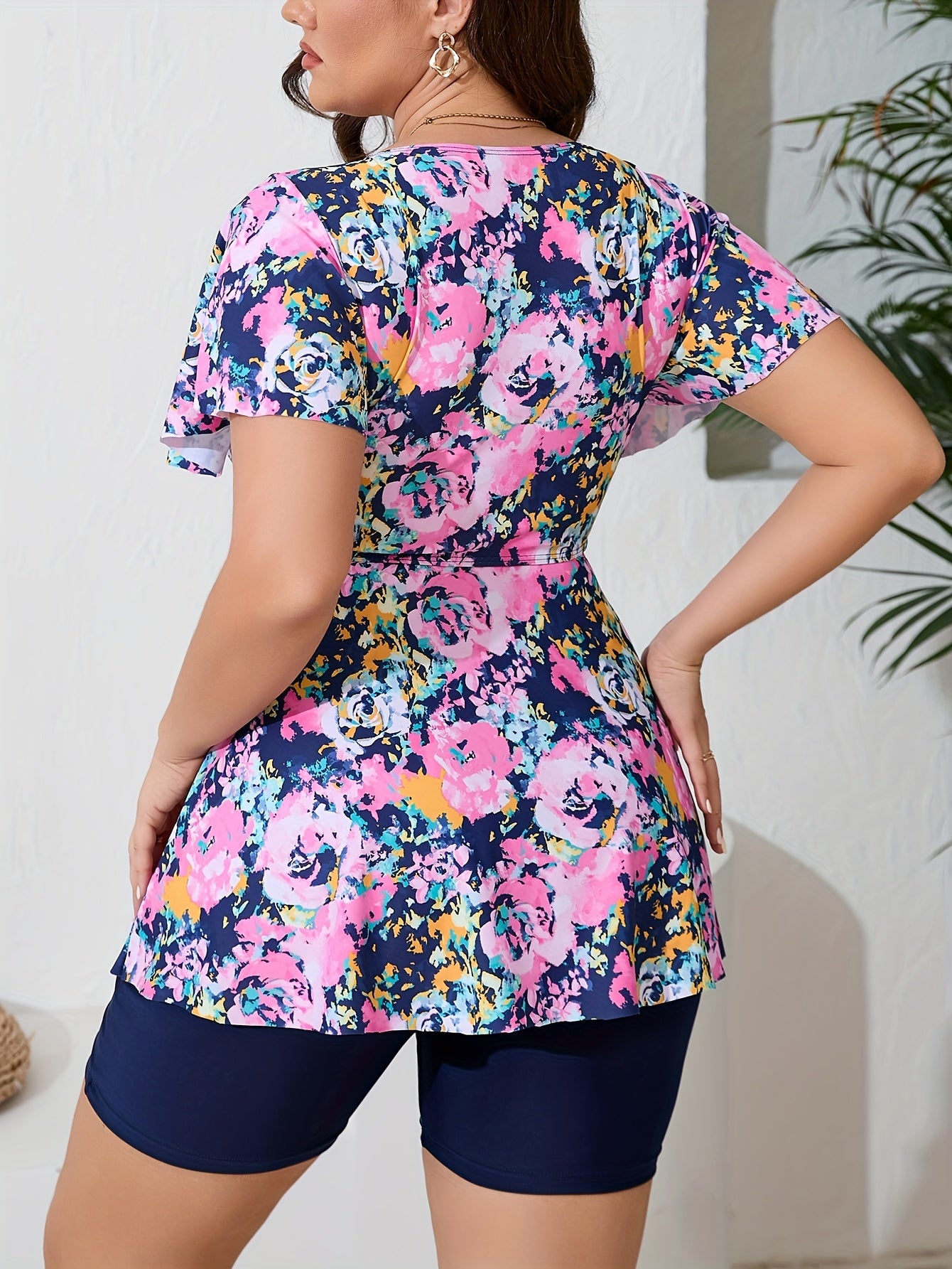 Комплект танкини с крупным цветочным принтом, топ с V-образным вырезом и шортиками-бой shorts