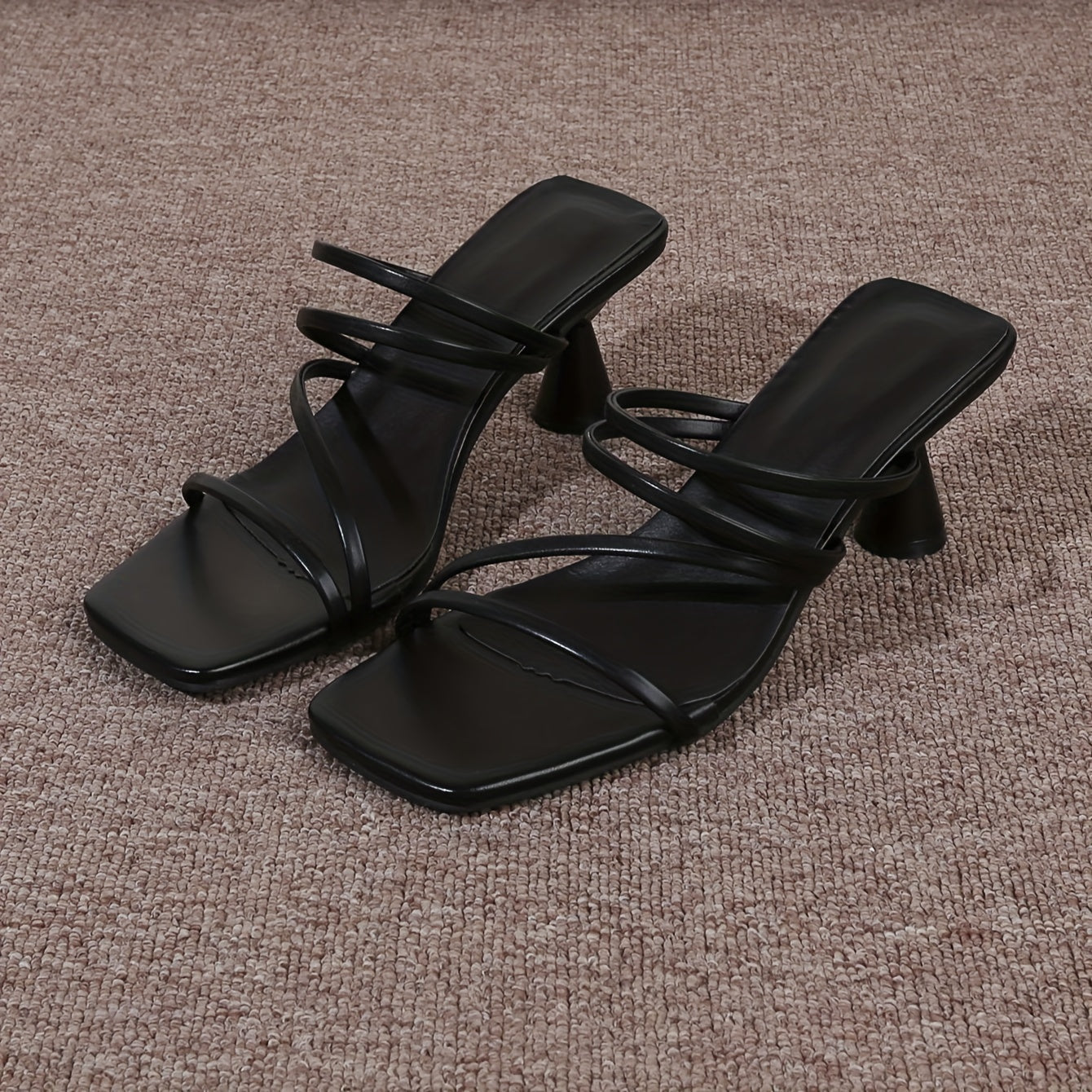 Ayollar uchun to'rtburchak barmoq bilan, o'rtacha poshnali va qalin poshnali zamonaviy yozgi slayd sandallari, plyaj yoki tasodifiy kiyim uchun ideal. Mermaid uslubida ochiq barmoq dizayni, 6 sm poshnali tekis dizayn xususiyatlariga ega.