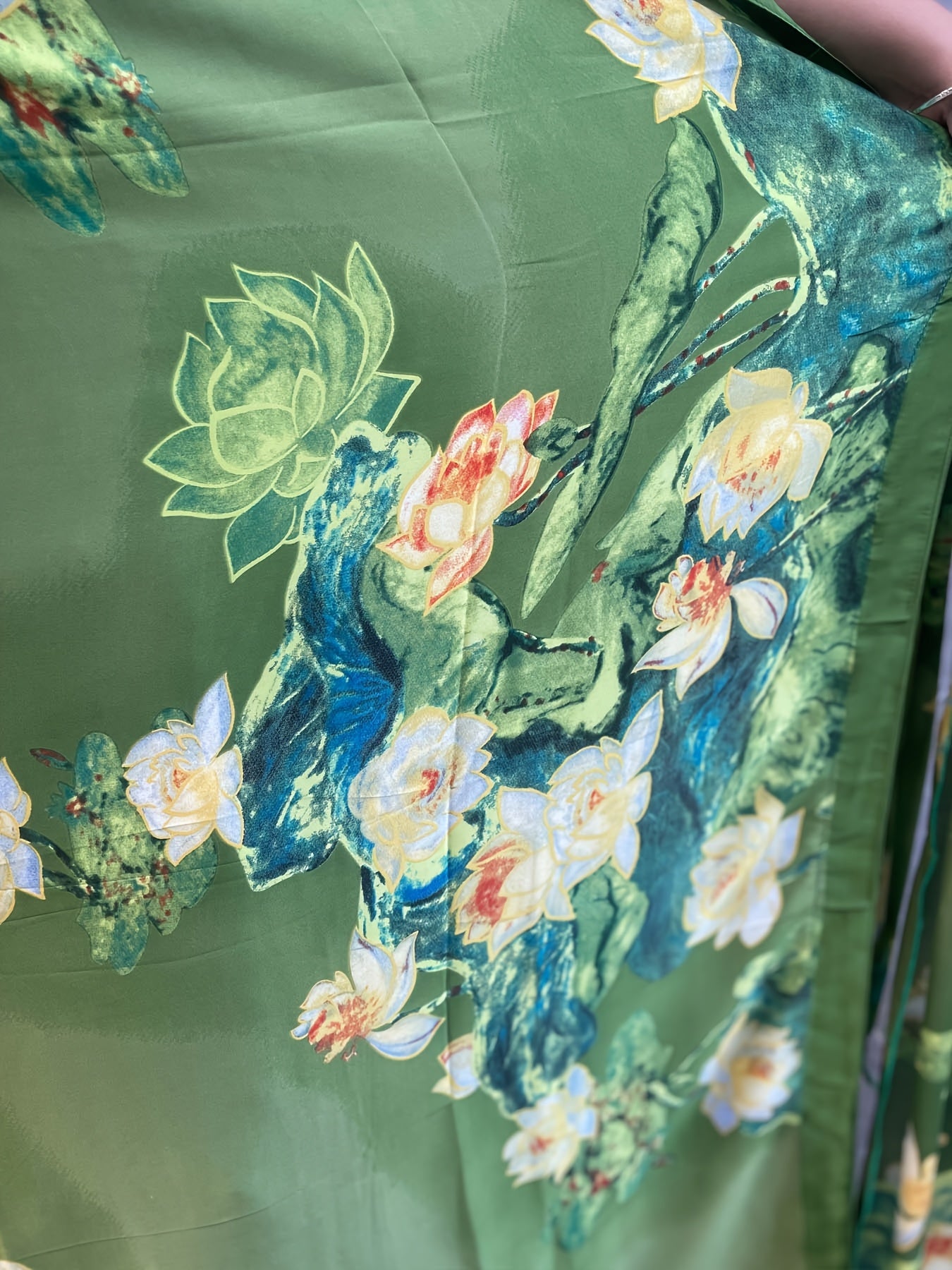 Plus o'lchamli O'rta Sharq an'anaviy kiyimlari gul bilan maxi kiyingan boshbog'li