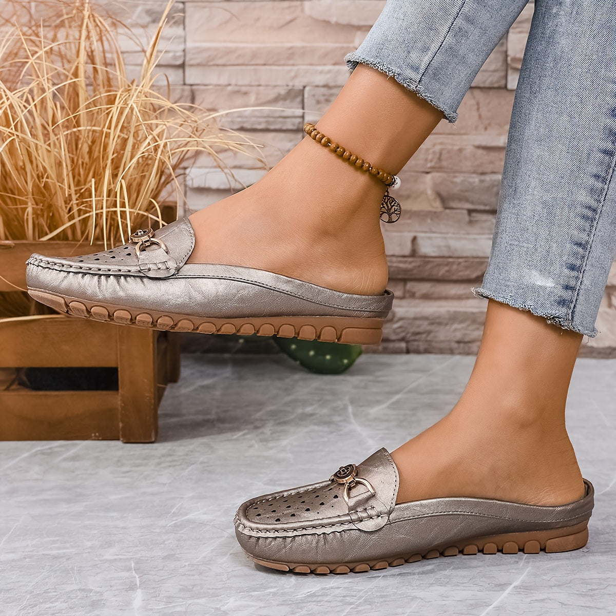 Ayollar uchun charmli ochib yuradigan flatslar, yurak kesimlari va metall zanjirli kamar bilan