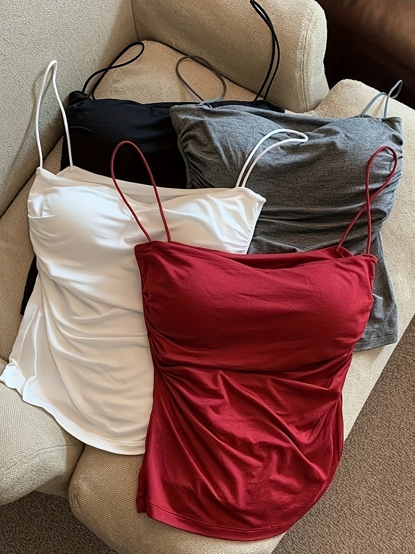 Yozda qatlamlash uchun ideal, ichki to'ldirish bilan, ingichka kamarli va chiroyli orqa qismga ega to'rt ta jozibali ruffle kamisol.