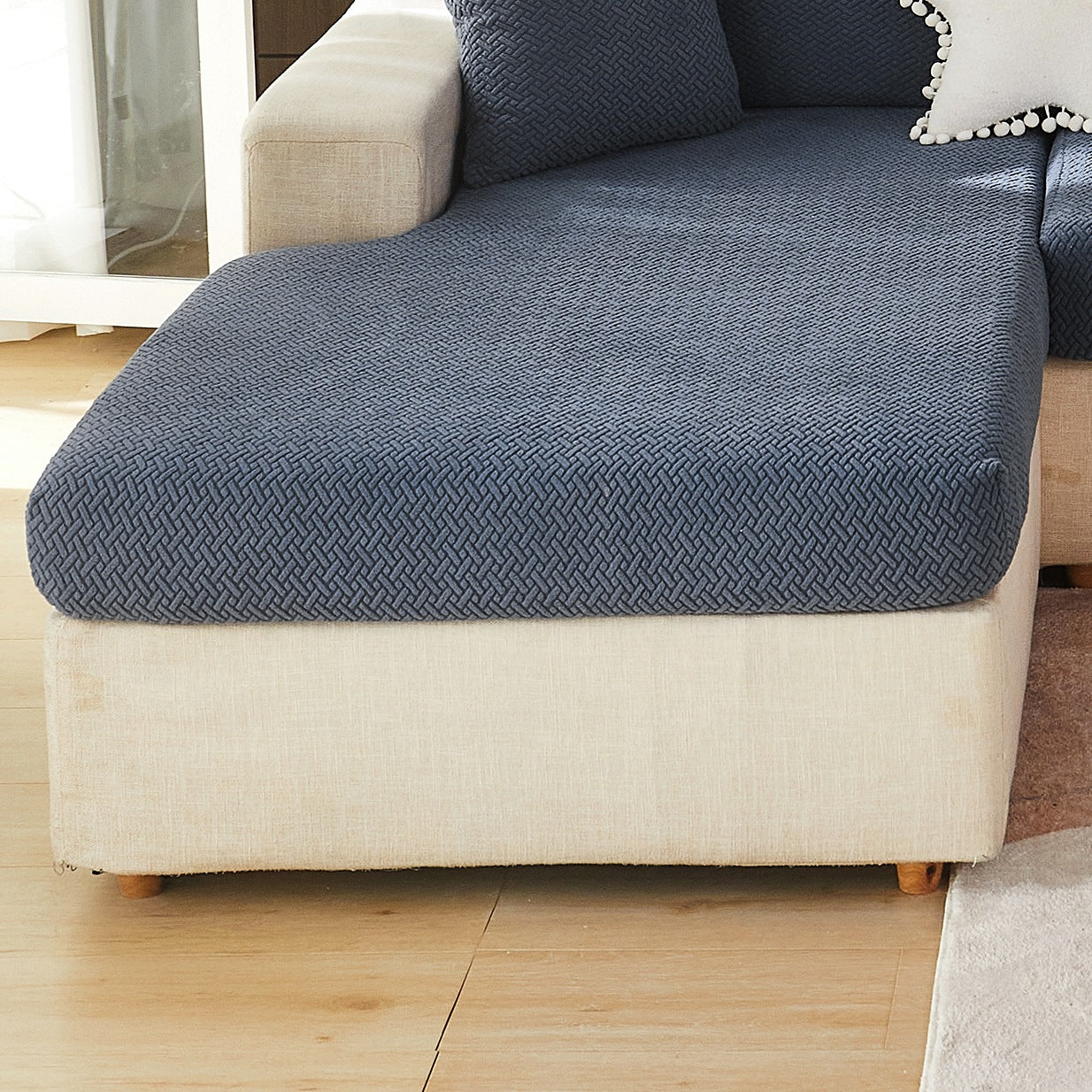 Современный серый чехол для подушки дивана с эластичной посадкой и мягкой текстурированной тканью. Машинная стирка для повышения комфорта в гостиной.