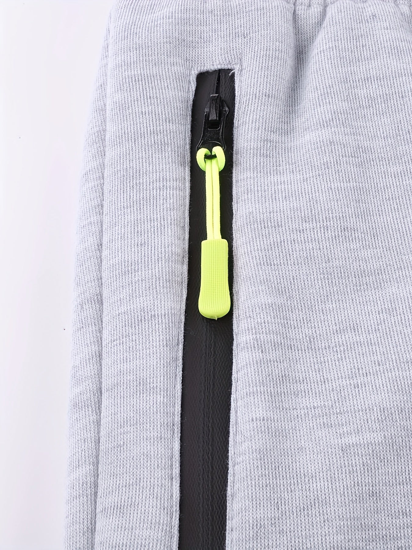 2 dona Erkaklar uchun Tasodifiy Sport Kiyimlar To'plami, kapuchonli pullover va jorjlar bilan, bir xil rangda, ozgina cho'ziladigan, yengil va cho'ntaklari bor. Tog'da yurish, yugurish va sport faoliyatlari uchun mos.